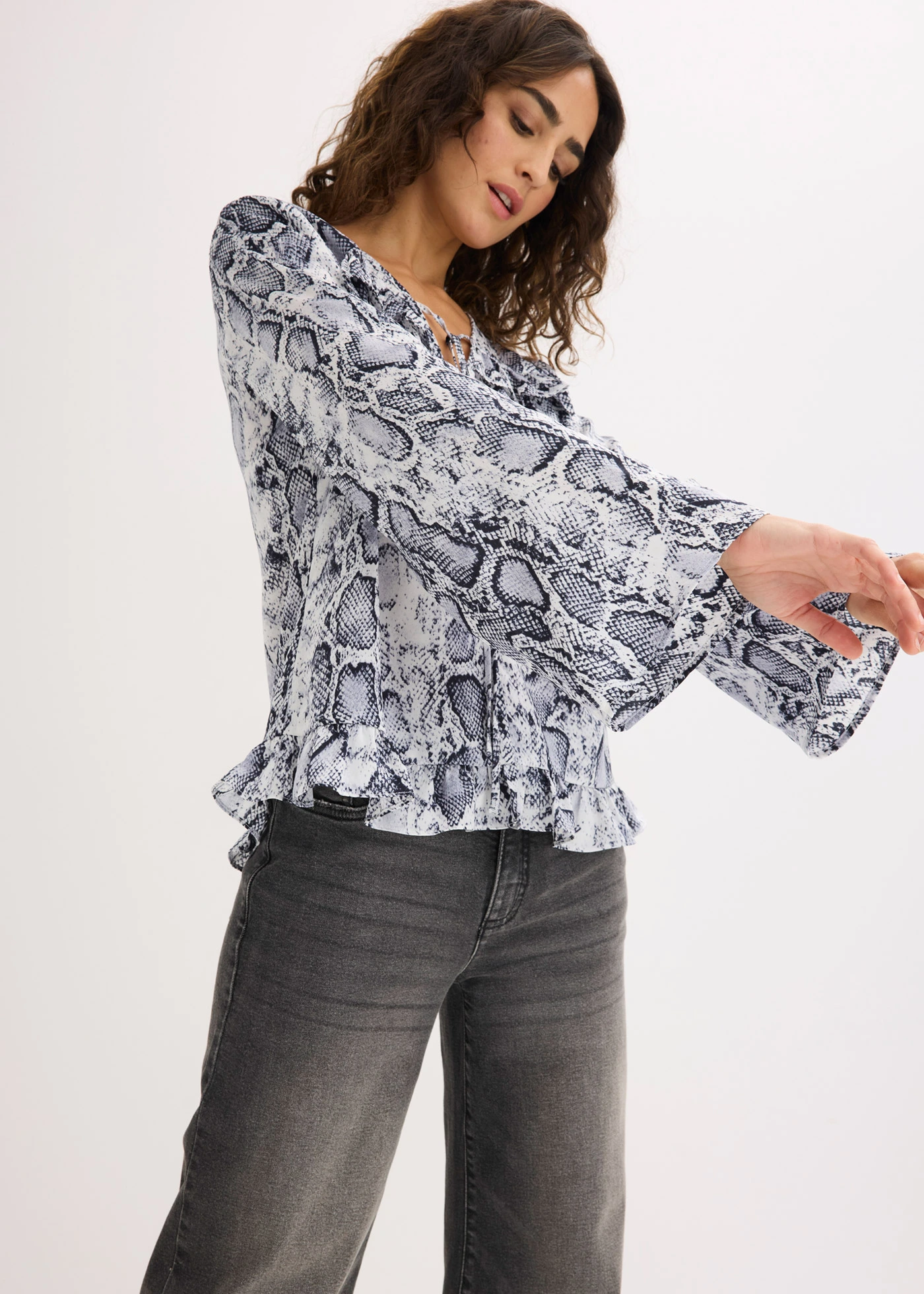 Blouse en satin fluide • noir-blanc python • Boutique bonprix