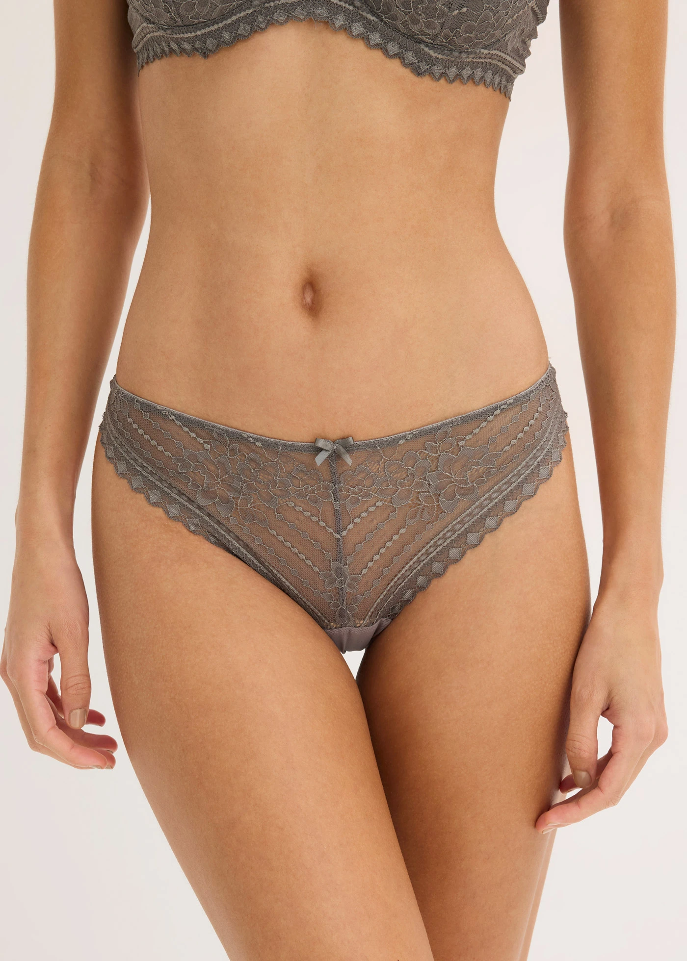 Chilot string din dantelă fină (set /2 buc.) • gri-granit • magazin bonprix