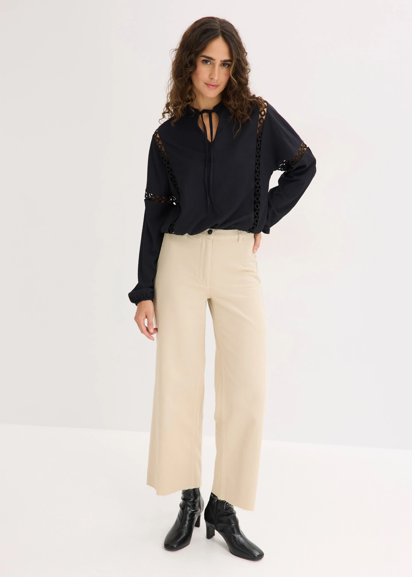 Bluză cu mâneci lungi din crep texturat • negru • magazin bonprix