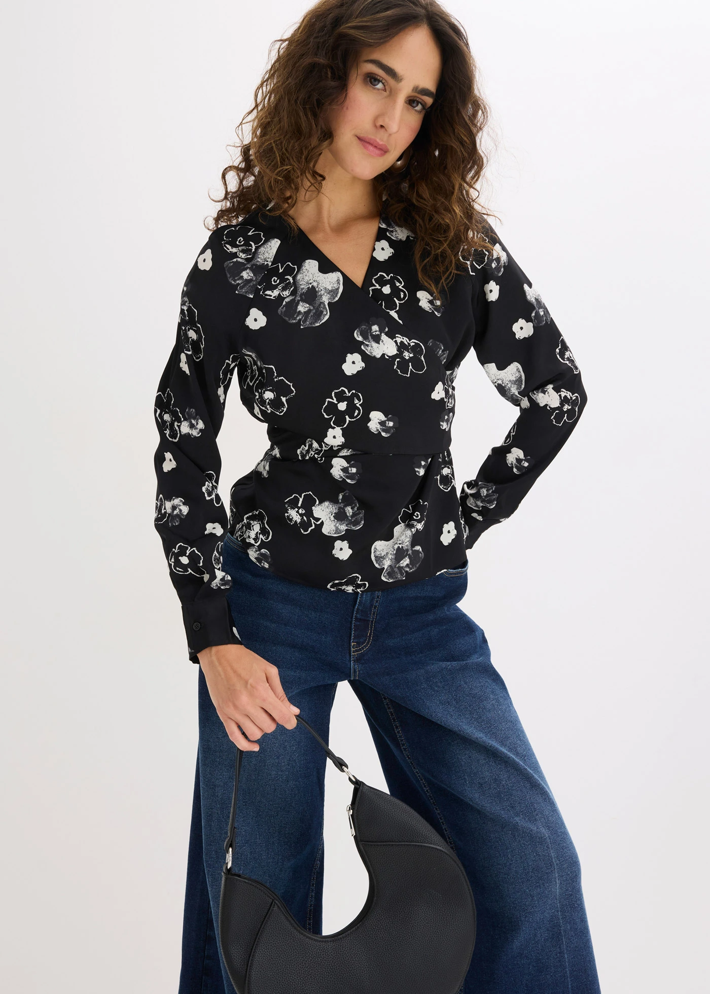 Bluză din satin fluid • negru cu flori • magazin bonprix