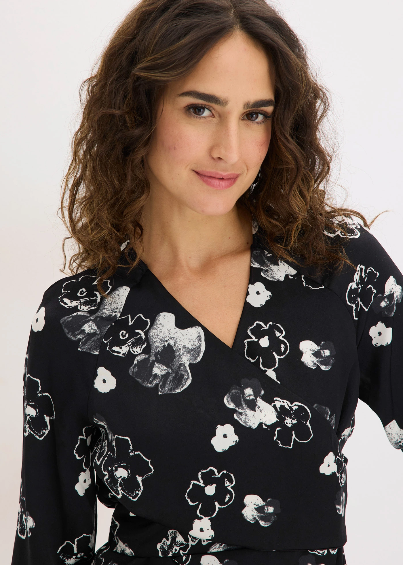 Blouse en satin fluide • noir floral • Boutique bonprix