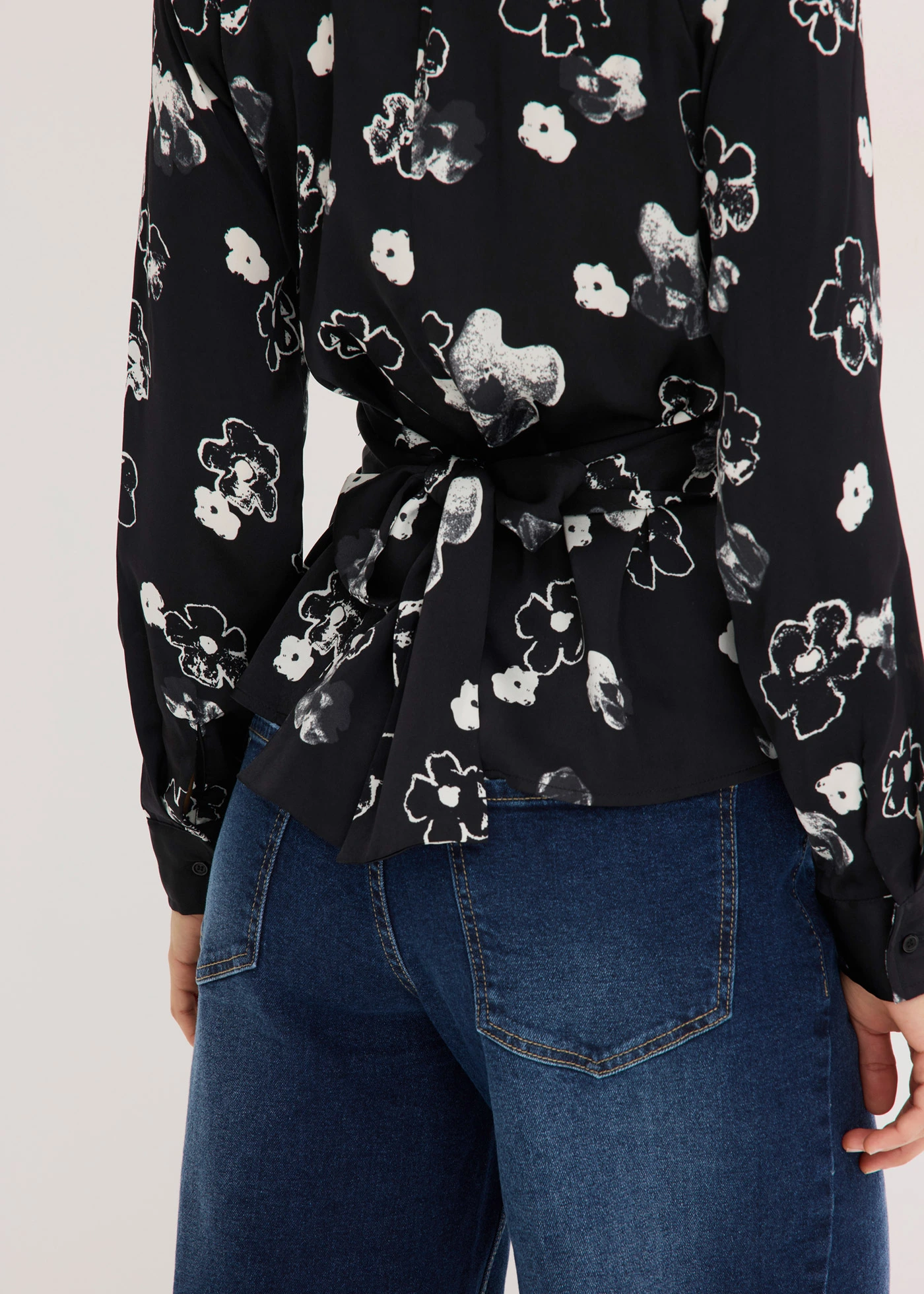 Bluză din satin fluid • negru cu flori • magazin bonprix