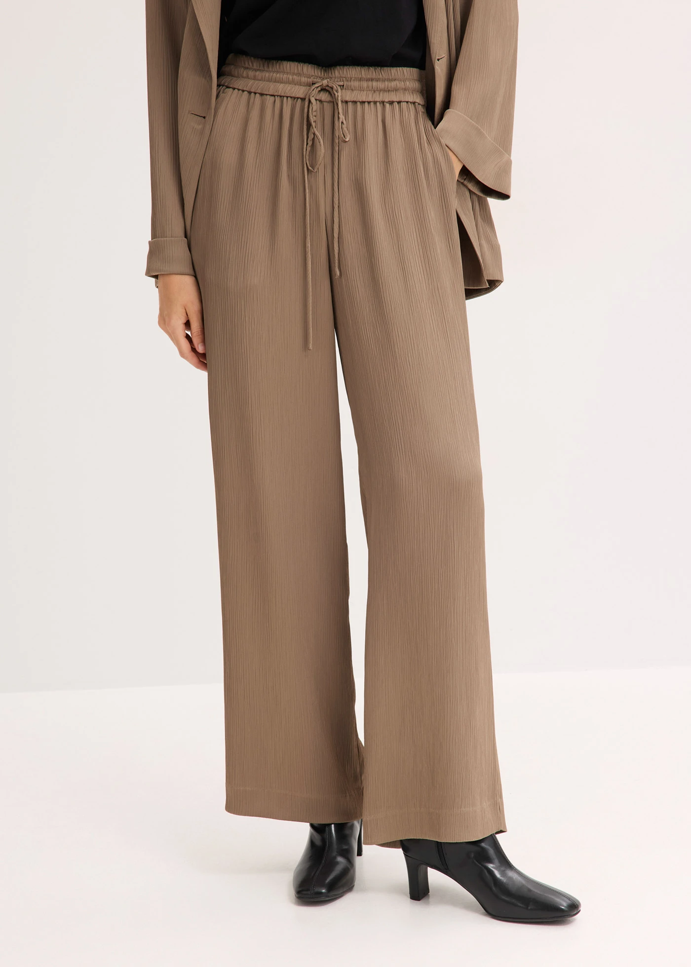 Pantalon large à taille élastiquée • taupe • Boutique bonprix