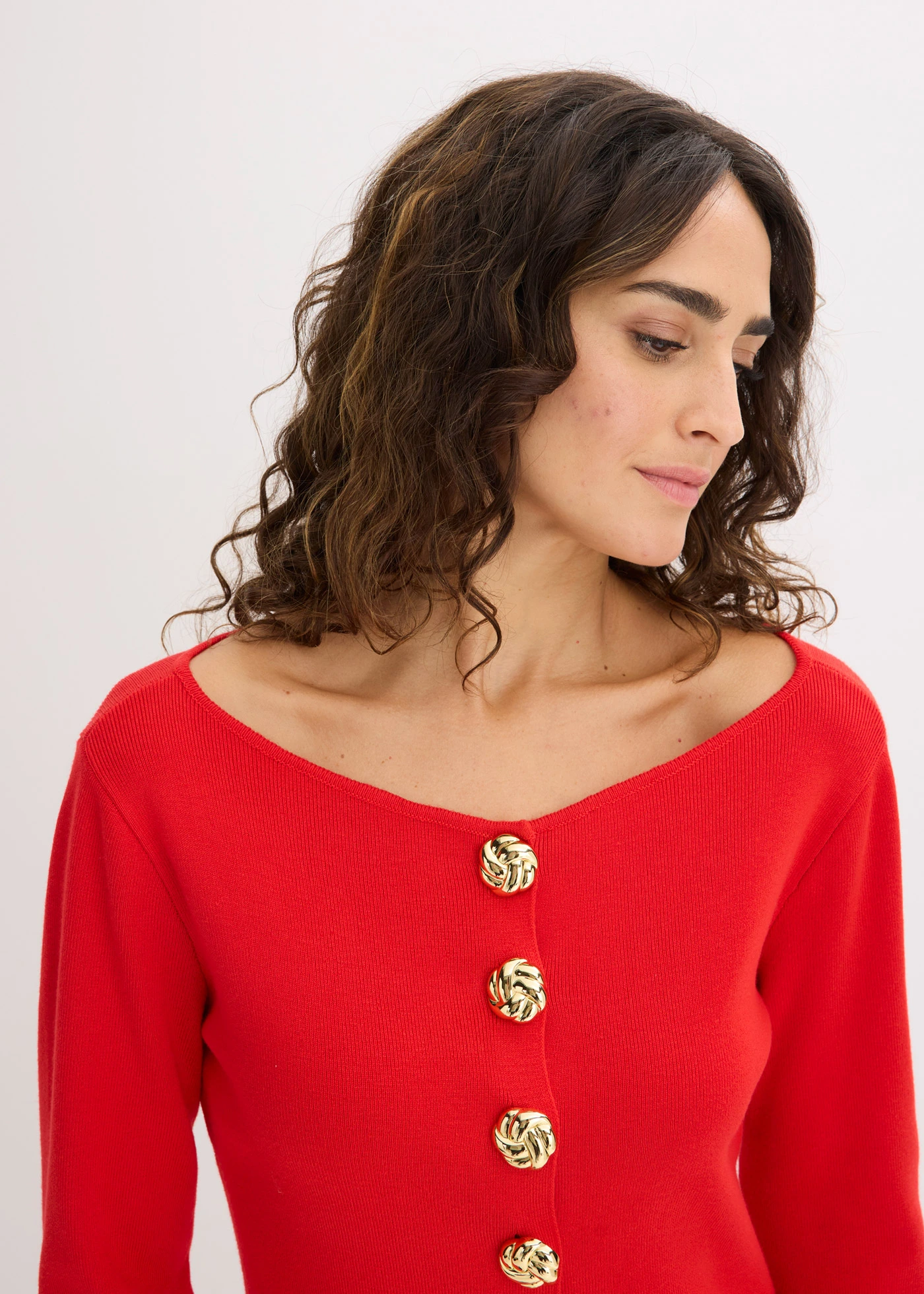 Jachetă tricotată cu peplum și nasturi decorativi • roșu-căpșună • magazin bonprix