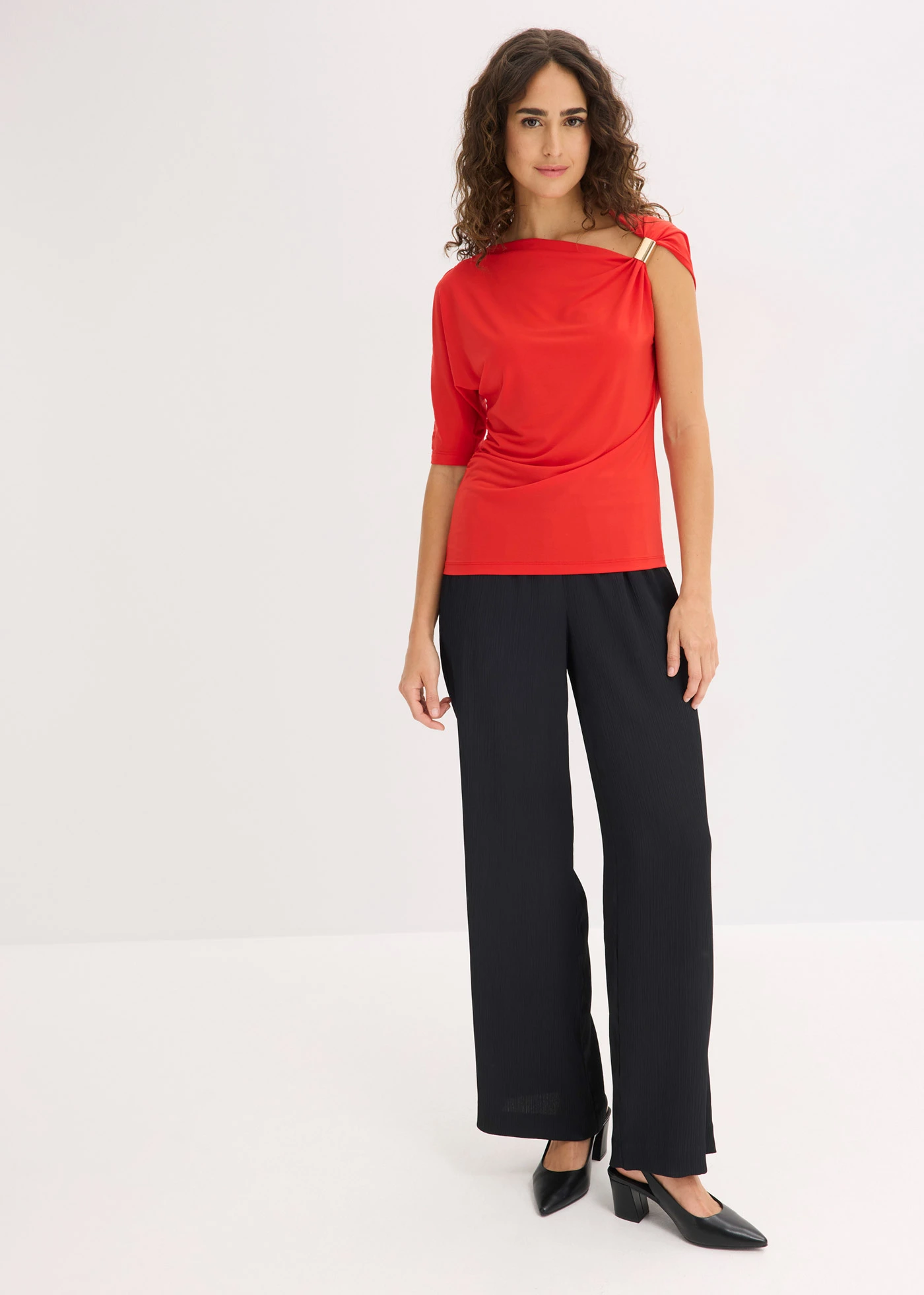 T-shirt à encolure asymétrique • fraise • Boutique bonprix