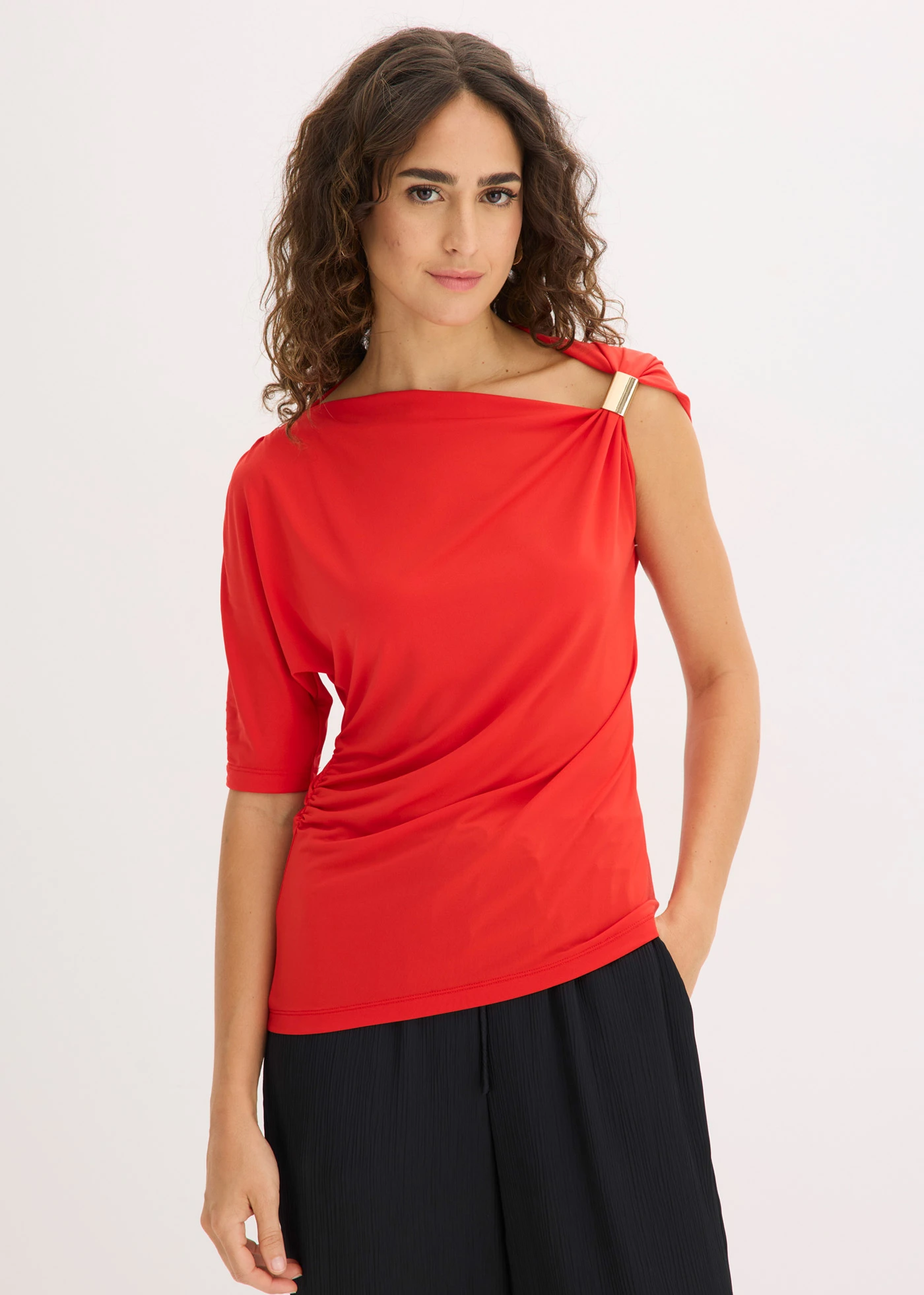 Shirt met asymmetrische halslijn • aardbeirood • bonprix online shop