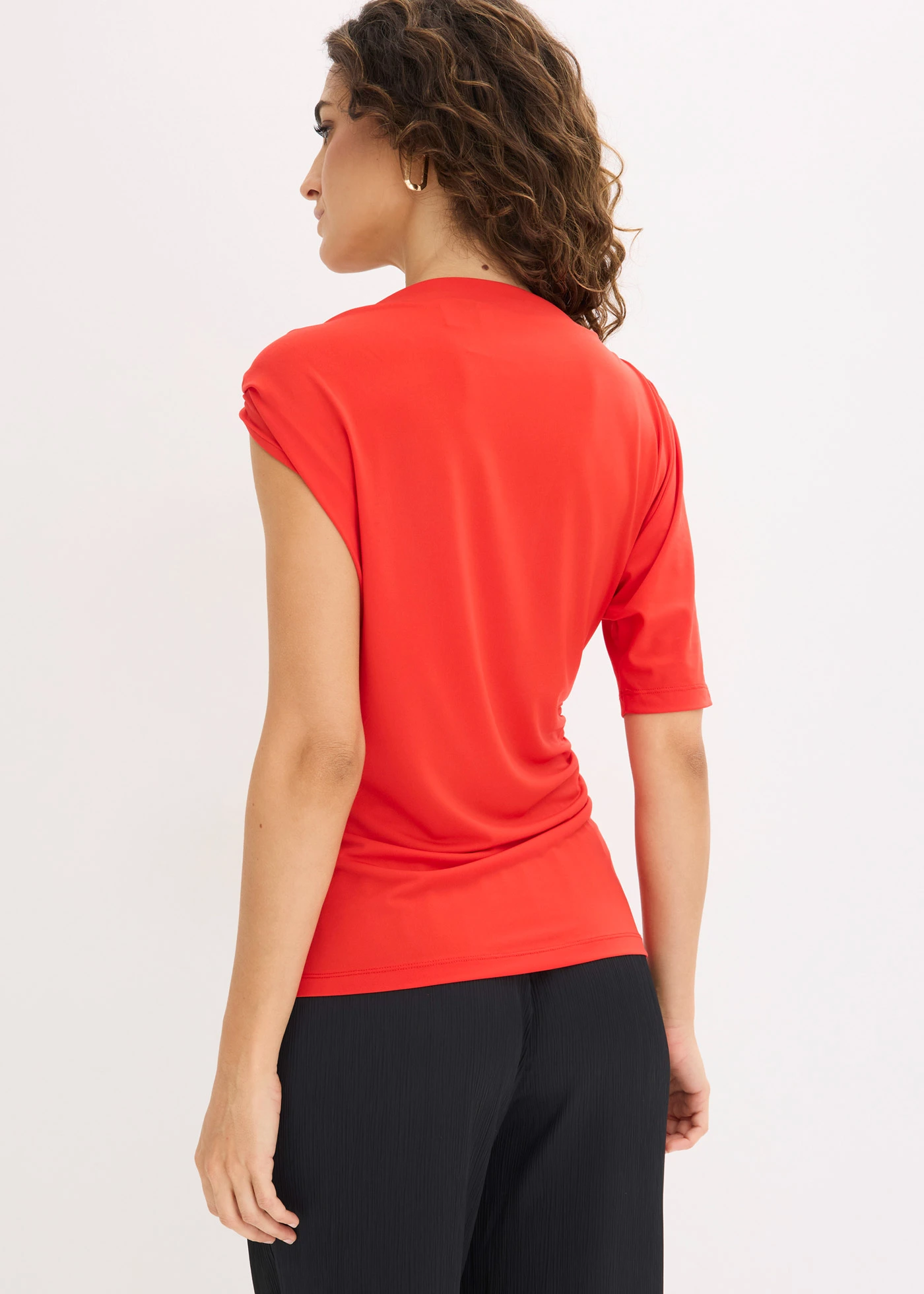 Shirt met asymmetrische halslijn • aardbeirood • bonprix online shop