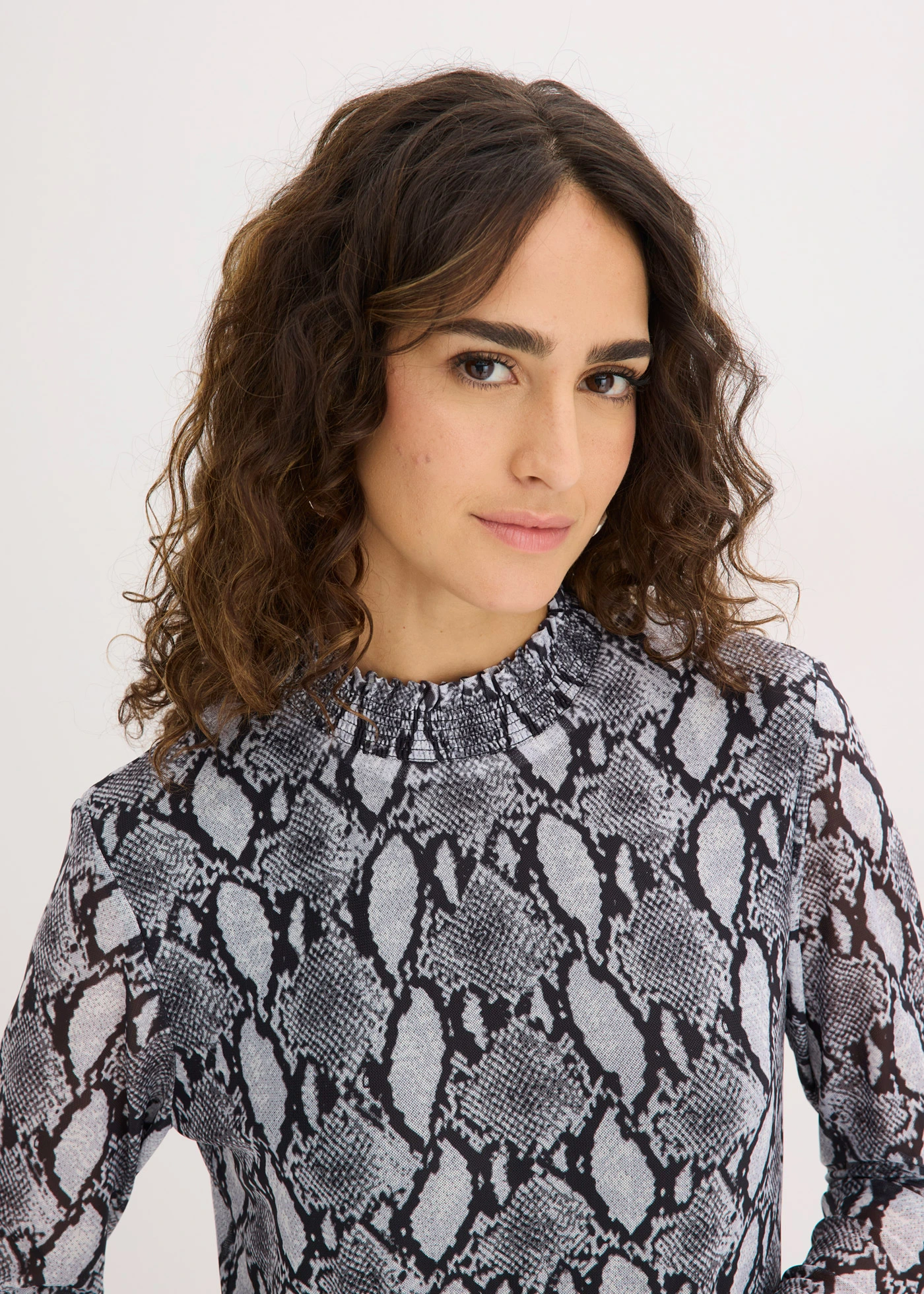 Robe midi en mesh doux • noir-blanc python • Boutique bonprix