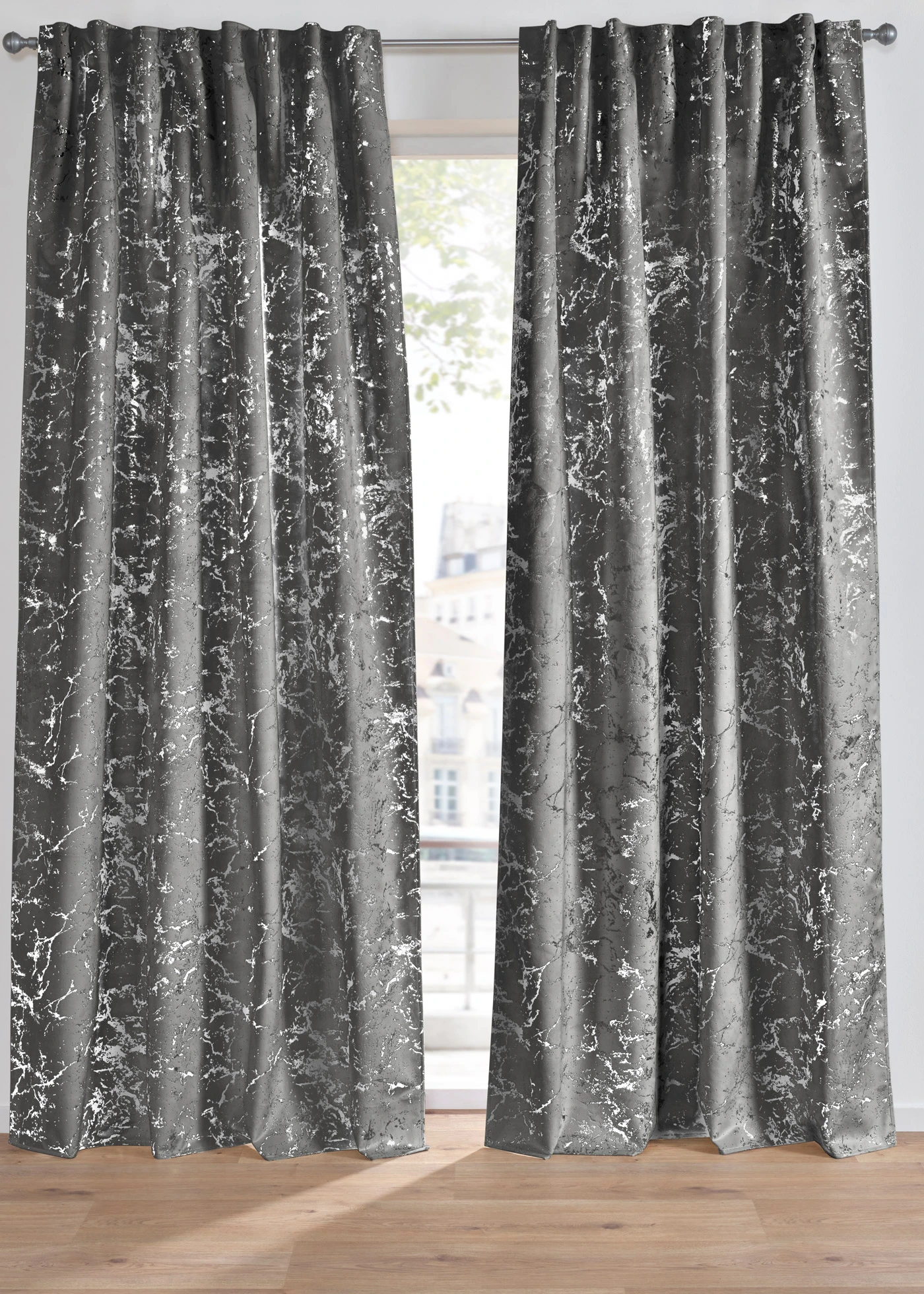 Rideau occultant toucher velours à imprimé brillant (1 pce), aussi en XXL • gris foncé argenté • Boutique bonprix