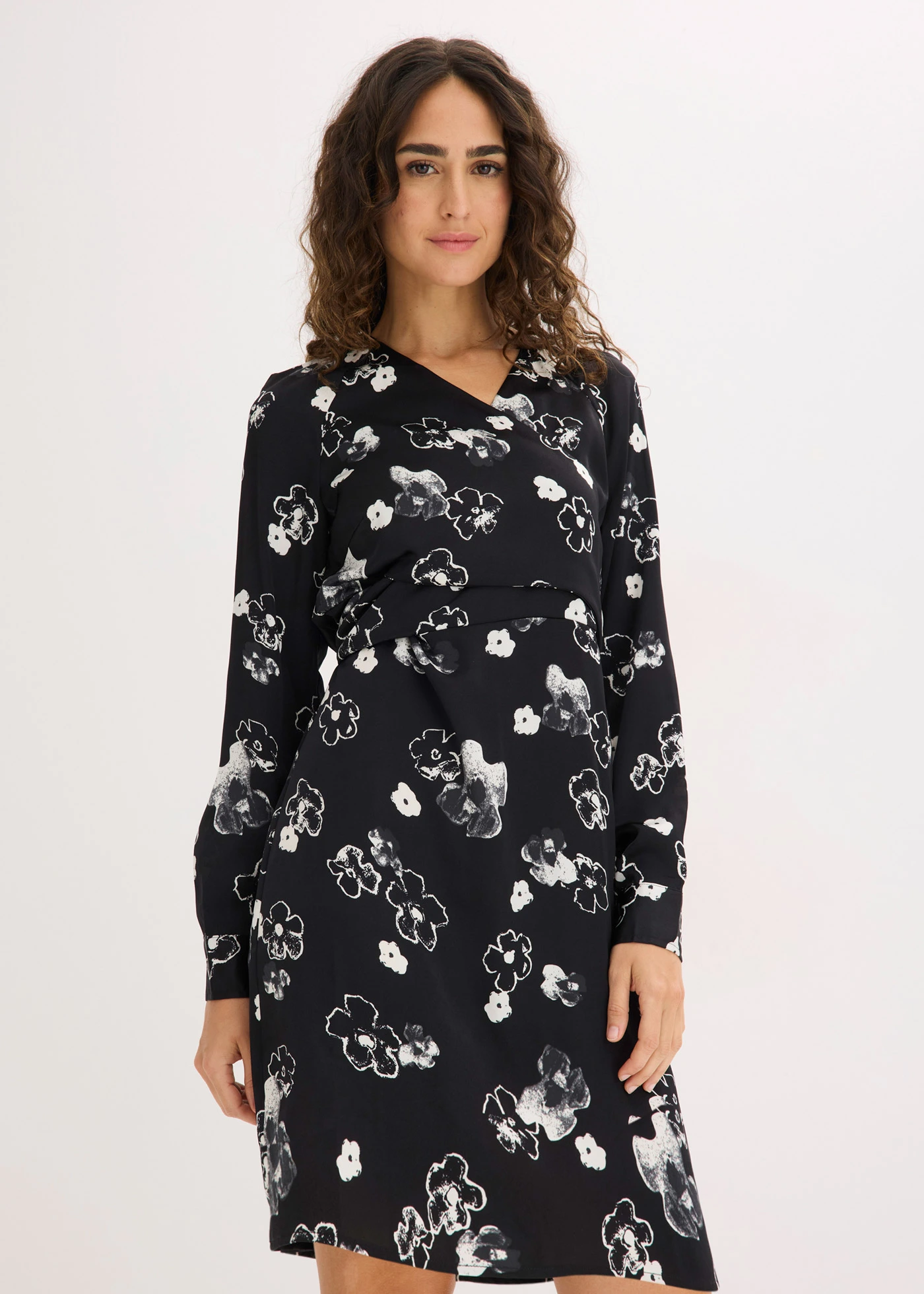 Robe en satin fluide • noir-blanc floral • Boutique bonprix