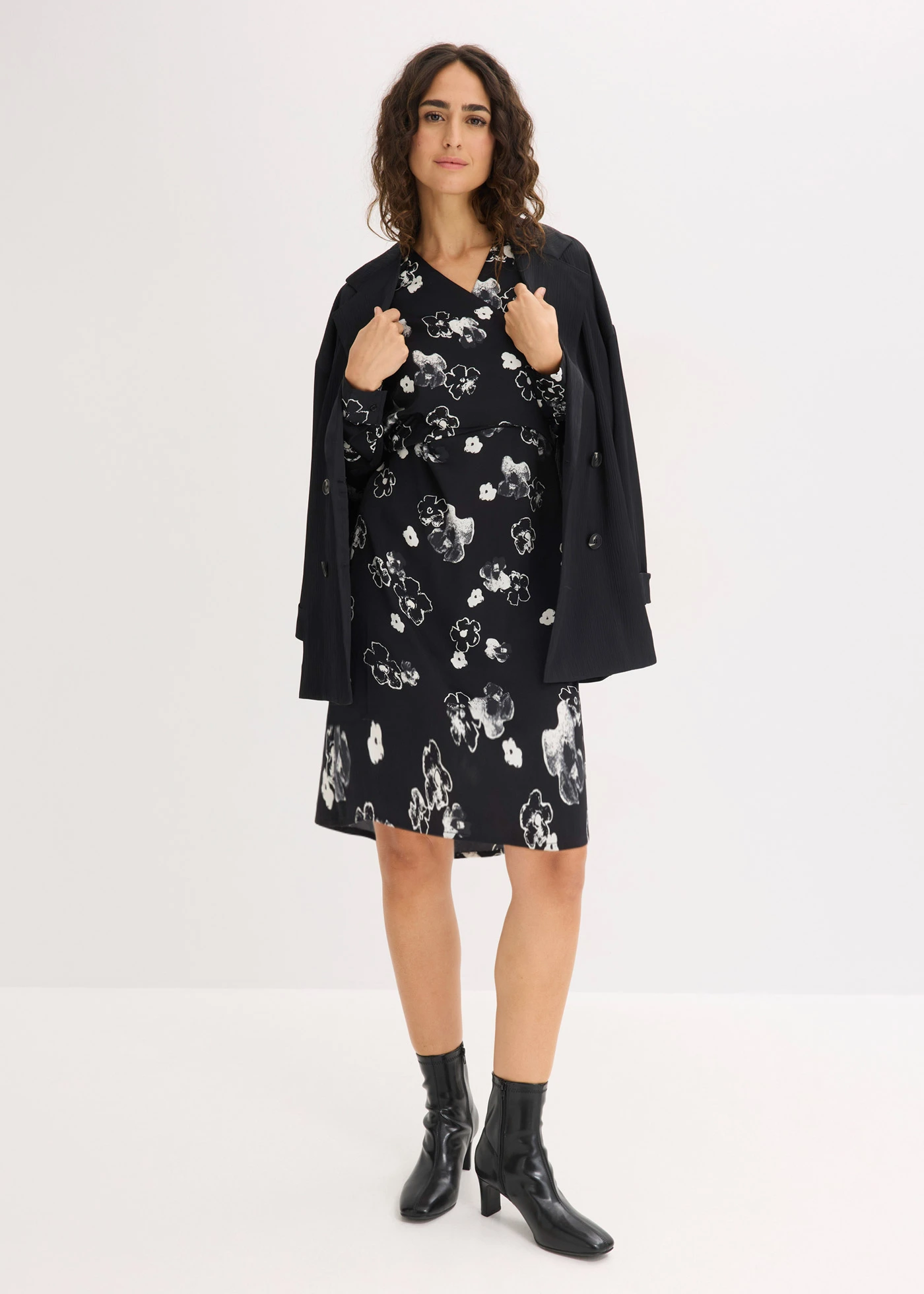 Rochie din satin fluid • negru/alb floral • magazin bonprix