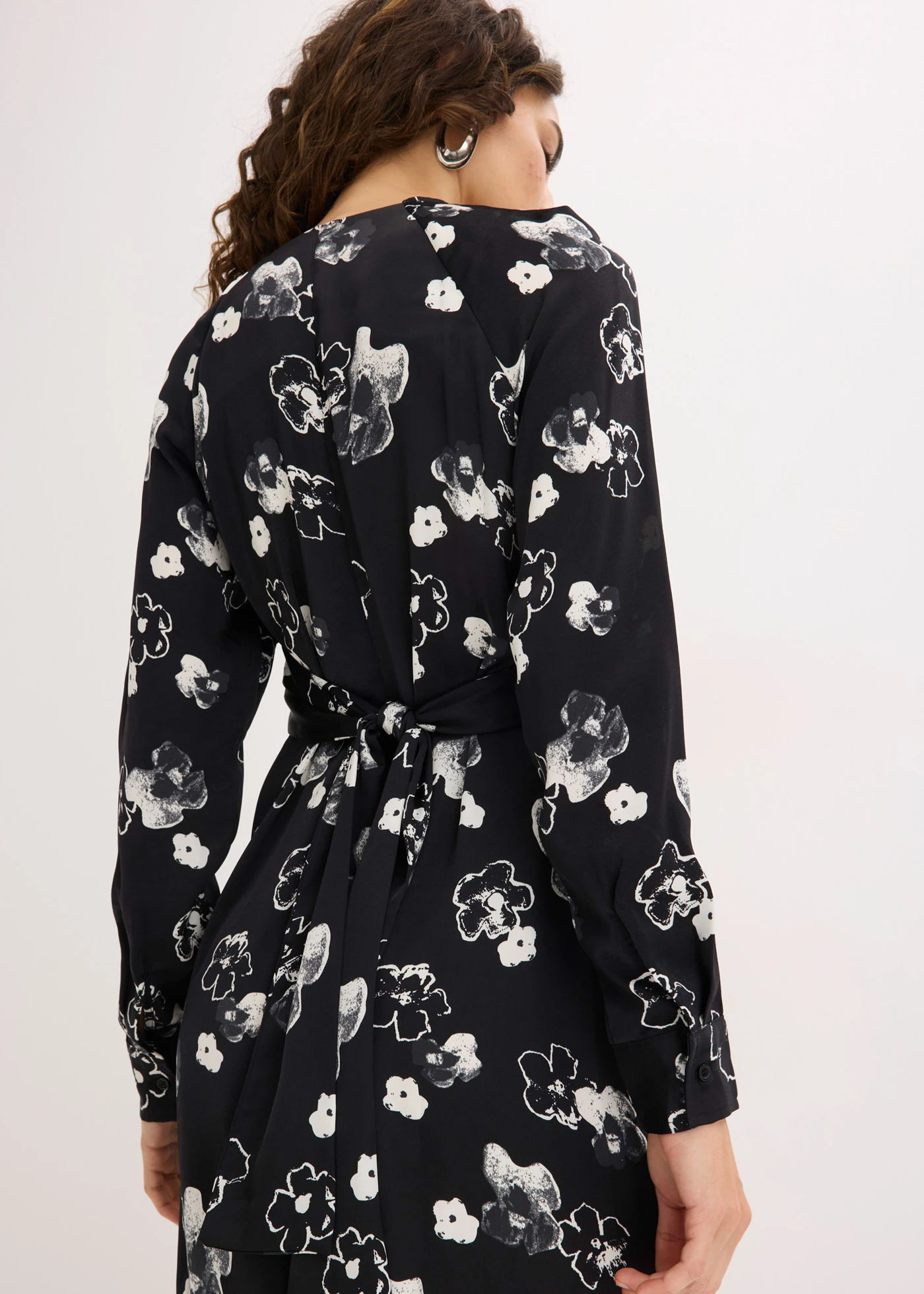 Robe en satin fluide • noir-blanc floral • Boutique bonprix