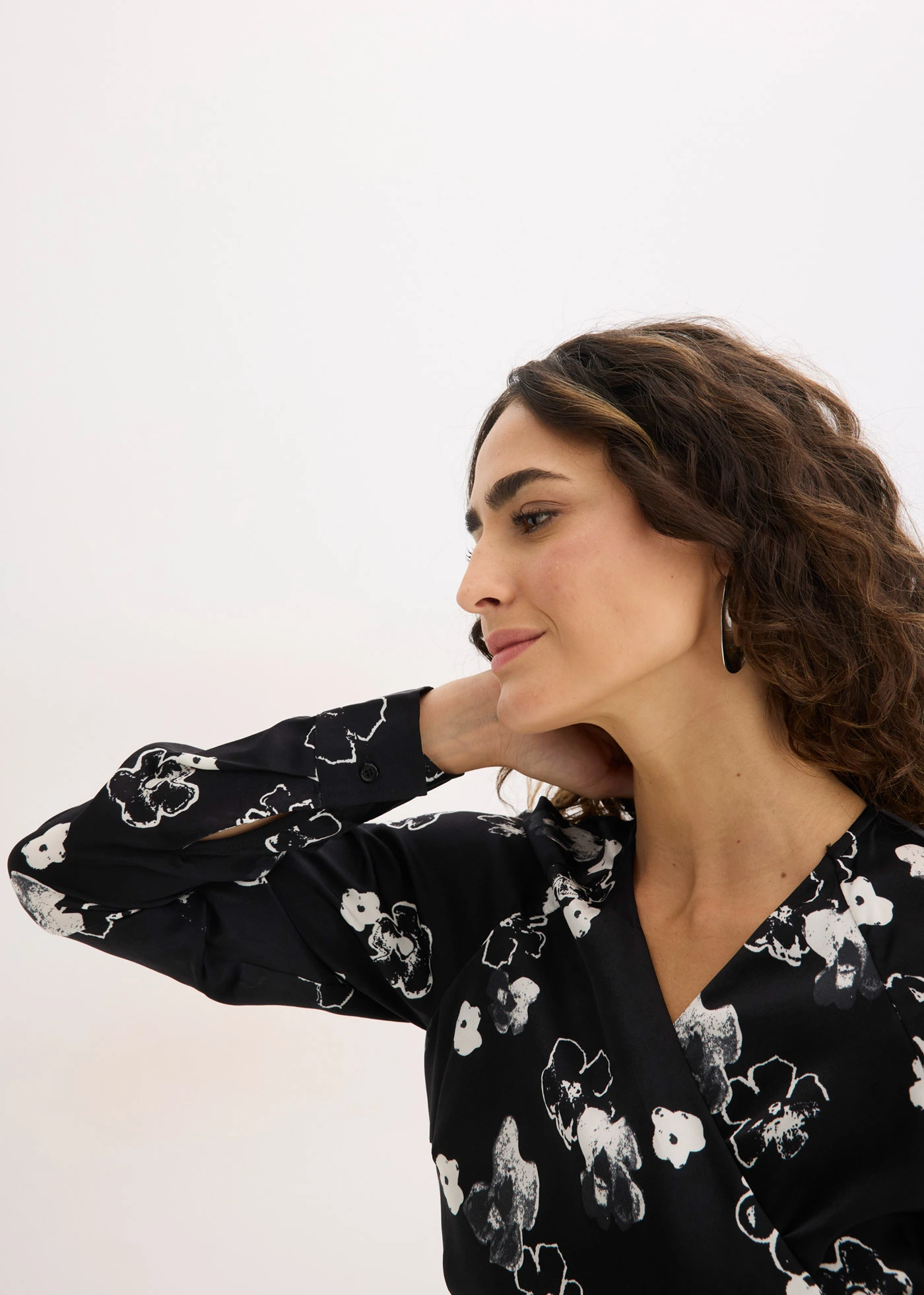 Jurk van soepel satijn • zwart-wit gebloemd • bonprix online shop