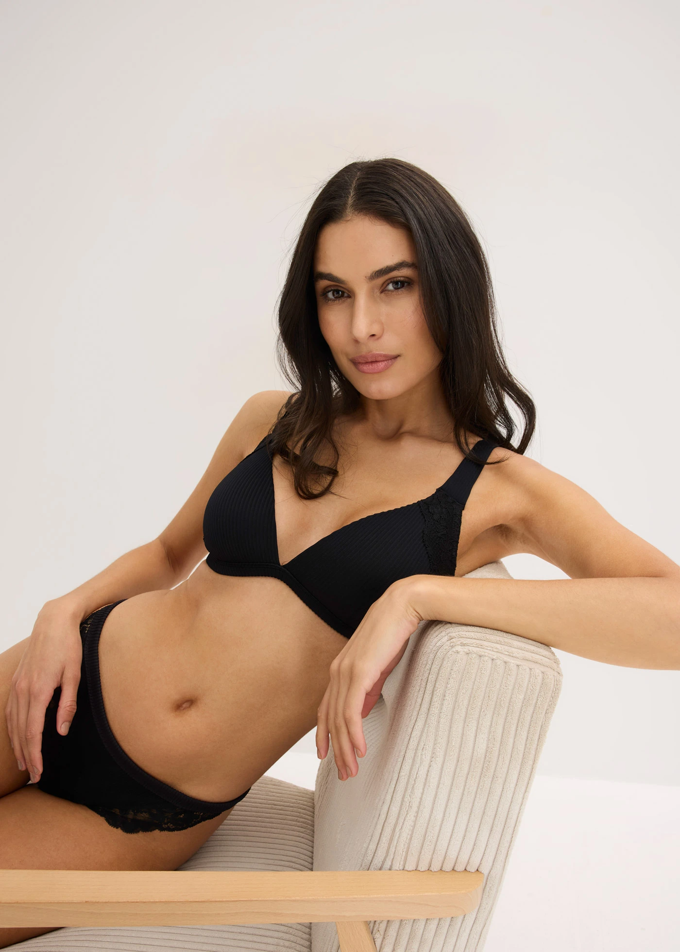 Soutien-gorge côtelé à coques, sans armatures • noir • Boutique bonprix