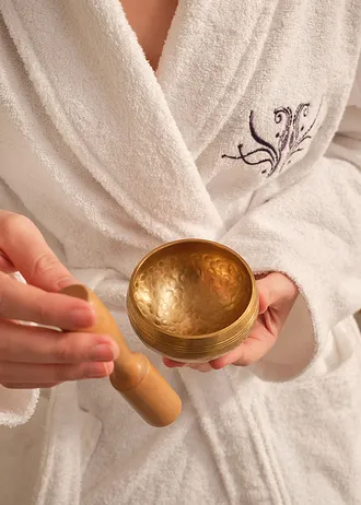 Bol chantant avec maillet en bois, Couleur: couleur dorée