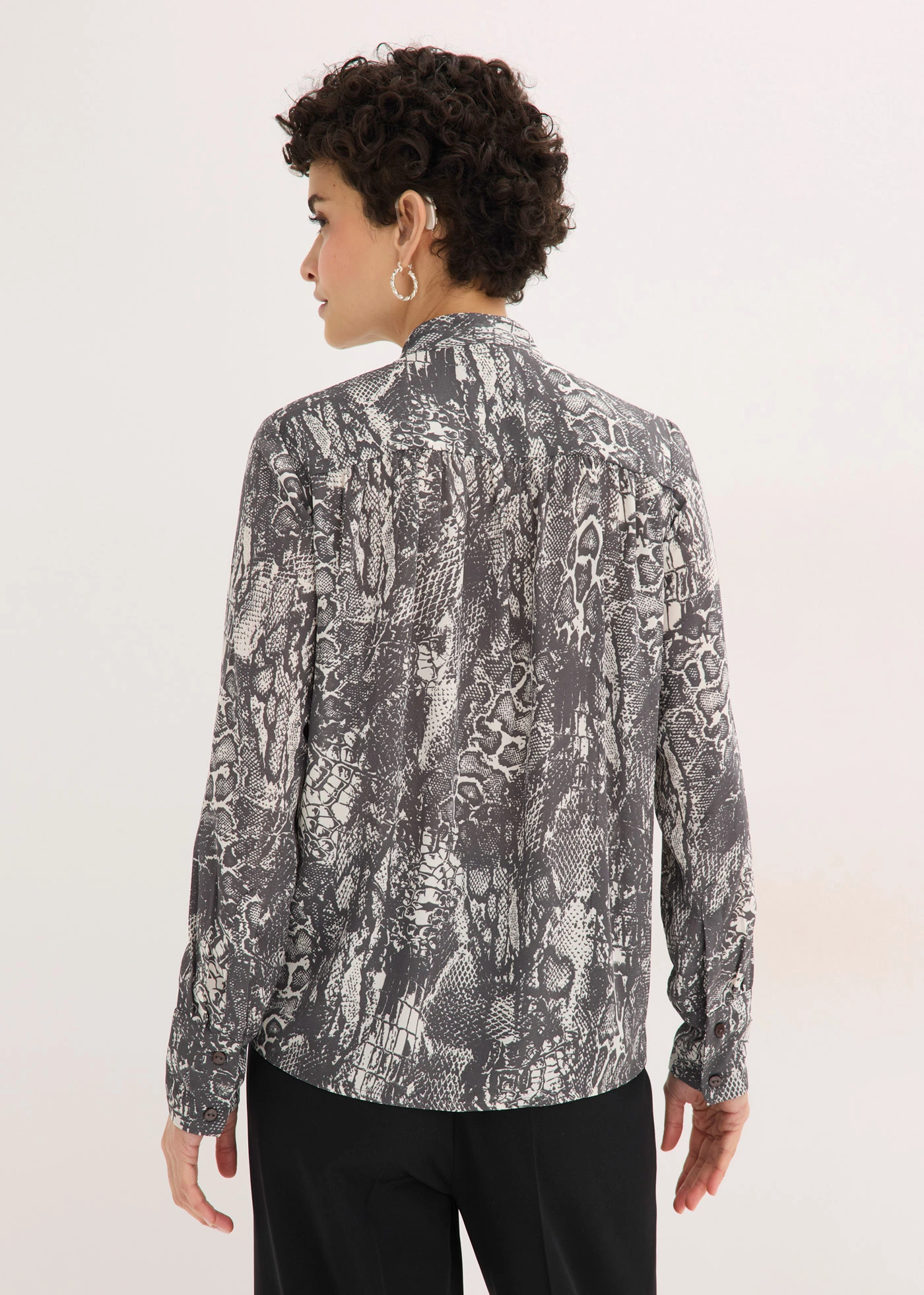 Chiffon blouse met volants • zwart-parelwit slangenprint • bonprix online shop