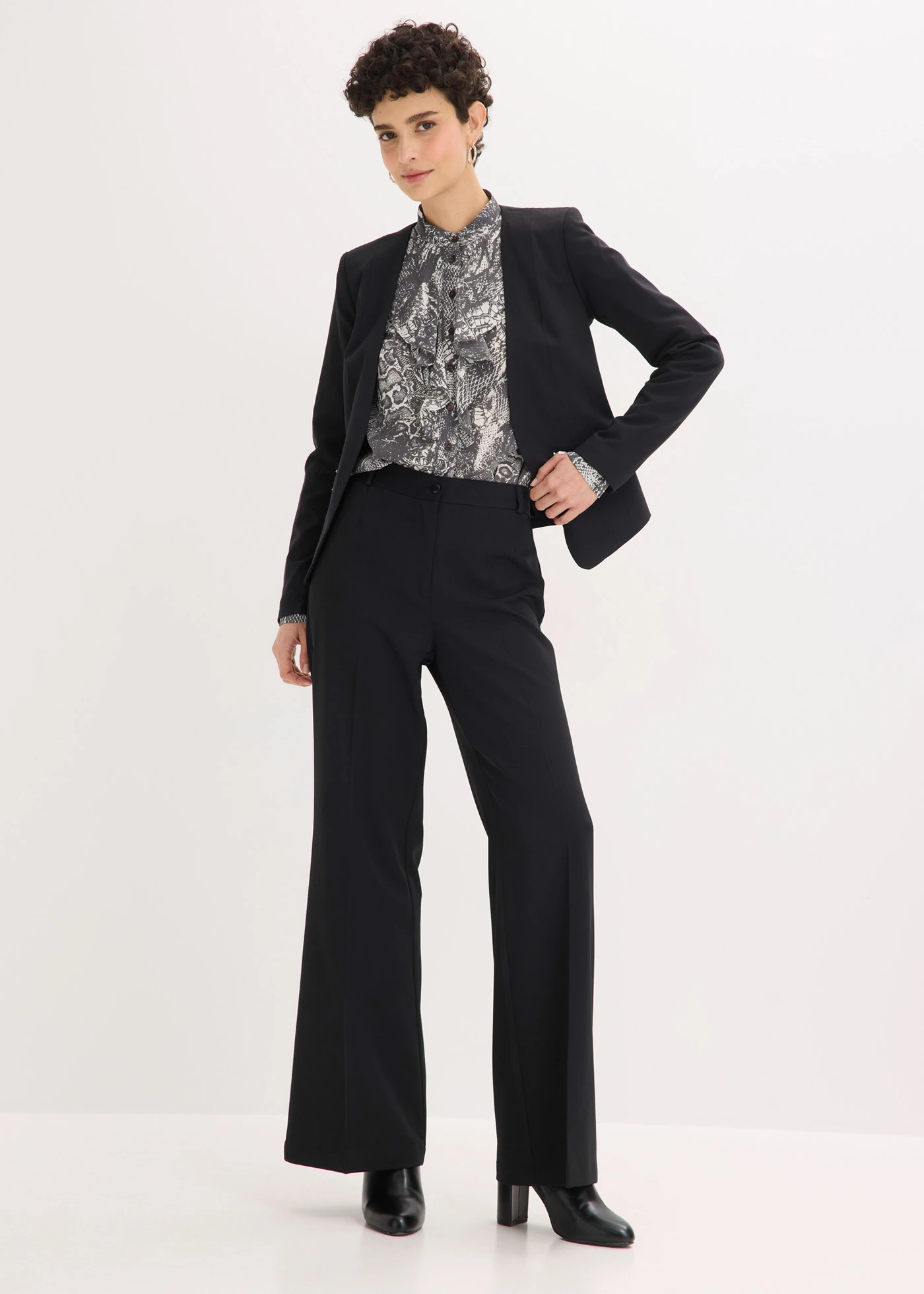 Chiffon blouse met volants • zwart-parelwit slangenprint • bonprix online shop