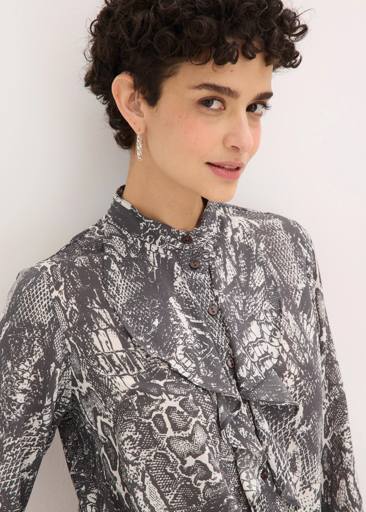 Chiffon blouse met volants • zwart-parelwit slangenprint • bonprix online shop