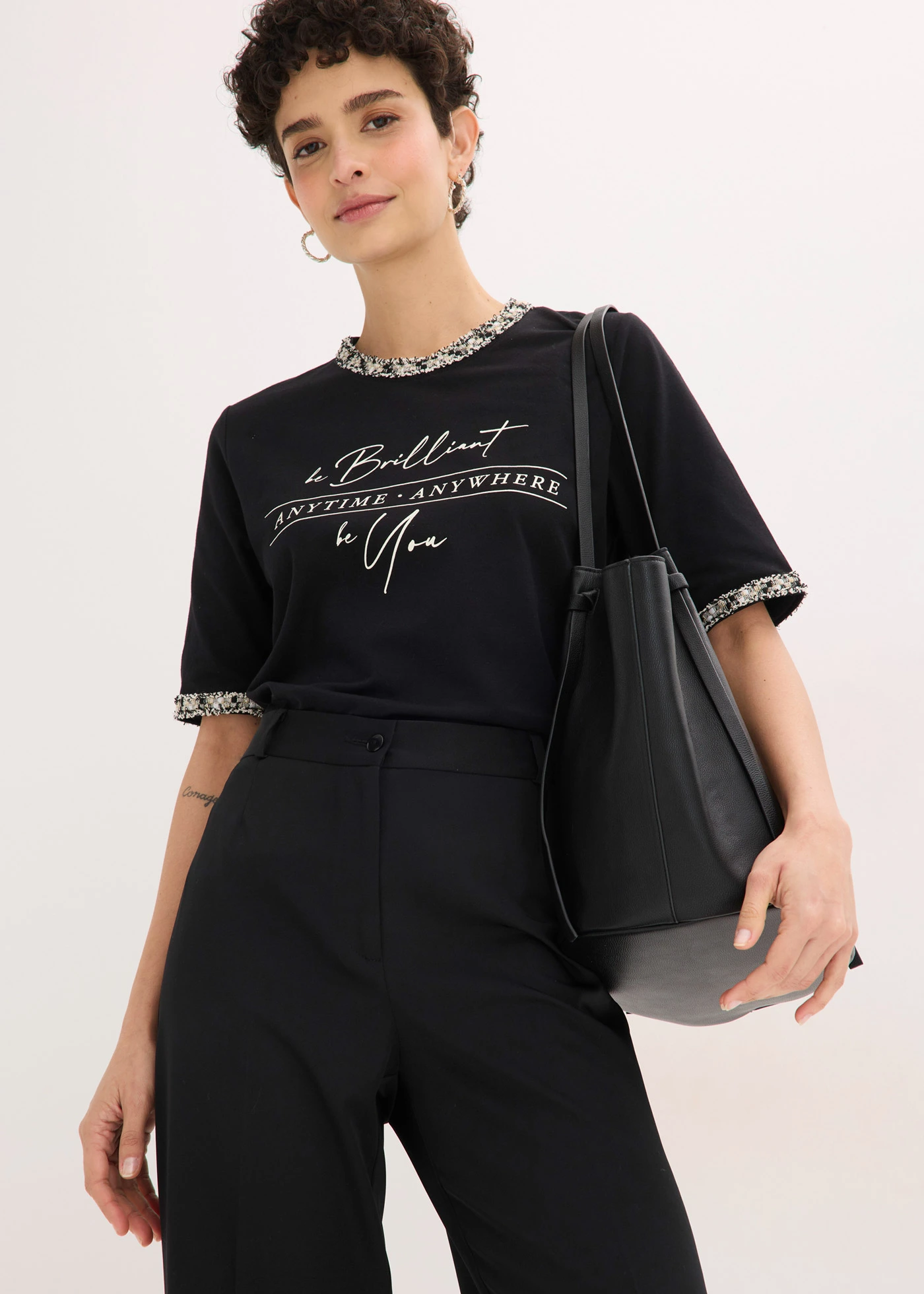 T-shirt en coton avec liseré perlé • noir imprimé • Boutique bonprix