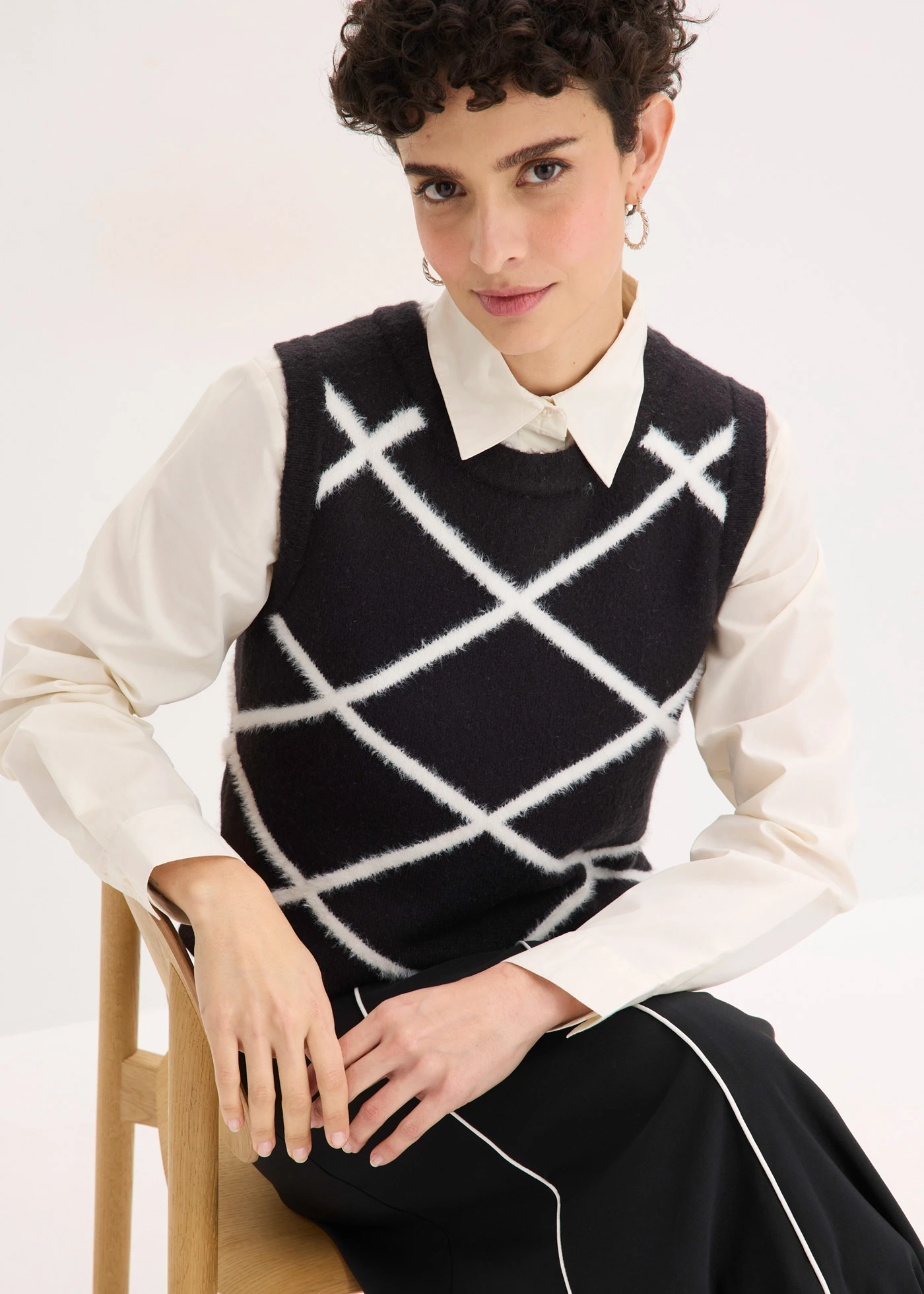 Pull sans manches à motif en maille poilue • noir-écru graphique • Boutique bonprix