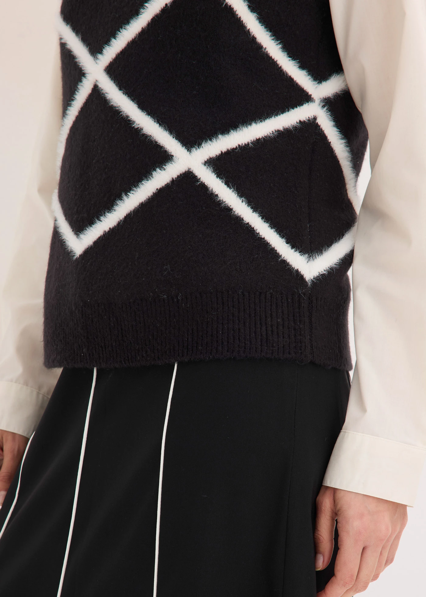 Pull sans manches à motif en maille poilue • noir-écru graphique • Boutique bonprix