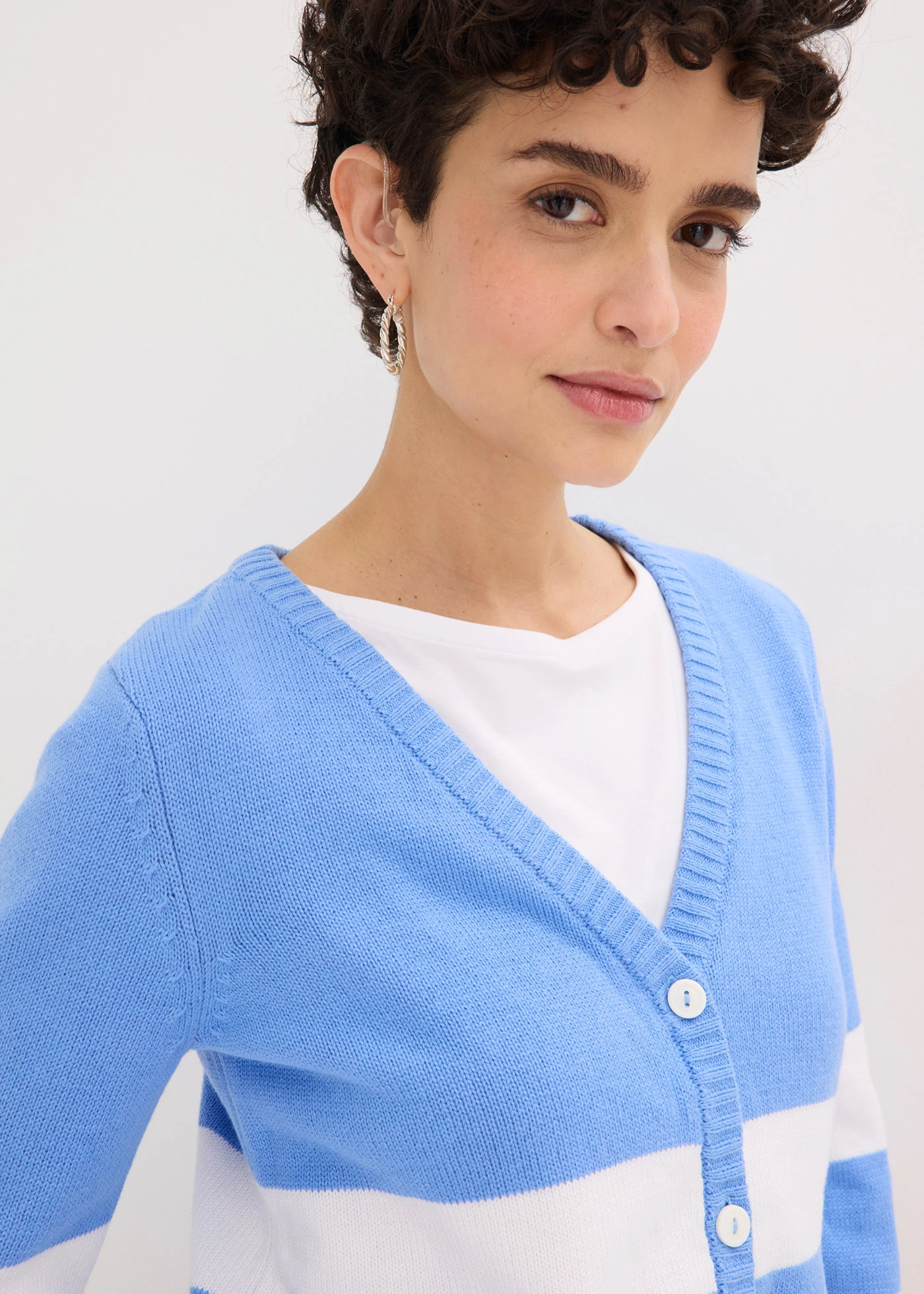 Gilet en maille de coton • bleu moyen-blanc rayé • Boutique bonprix