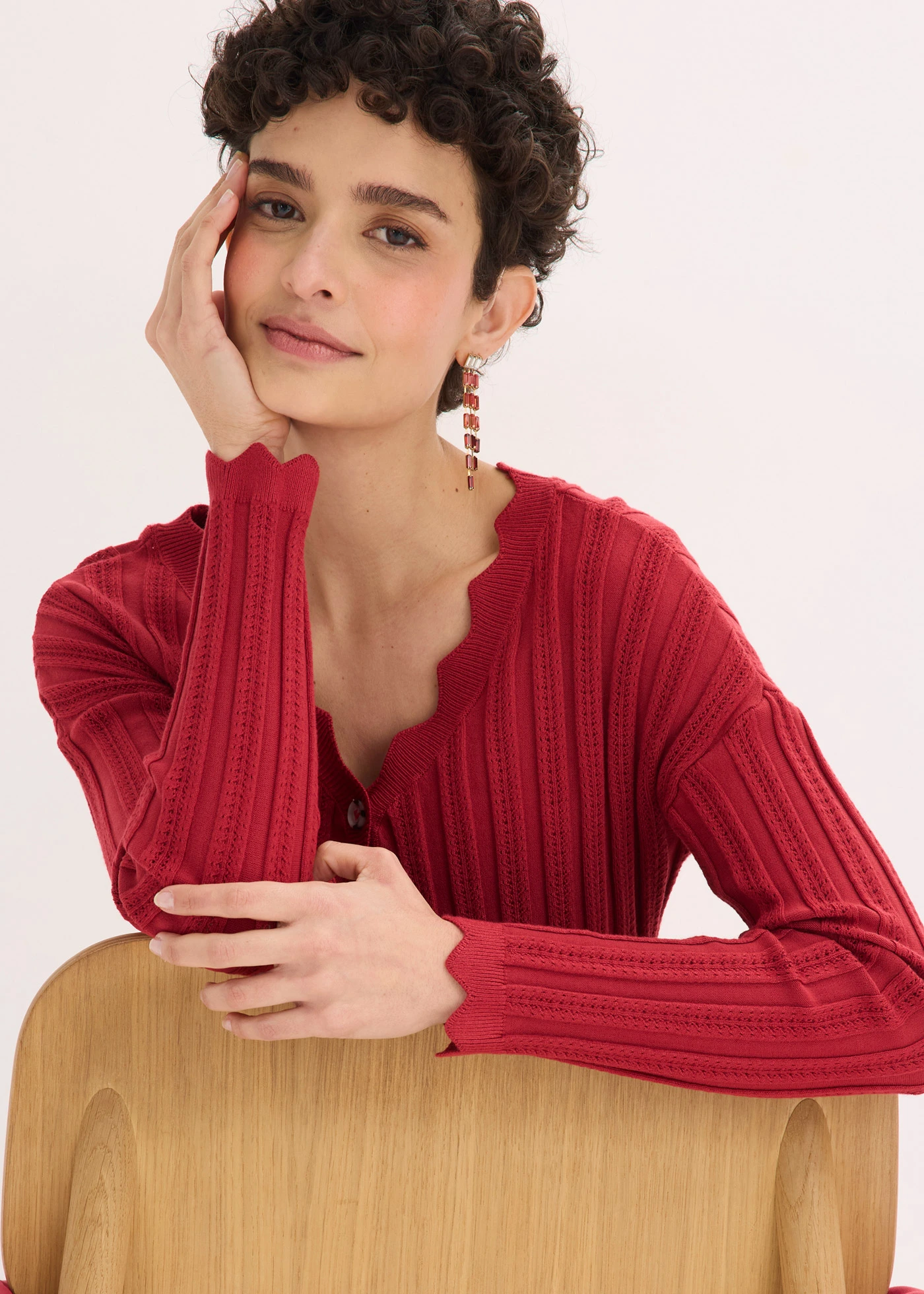 Jachetă scurtă, tricotată cu model ajurat • roșu-cireașă • magazin bonprix