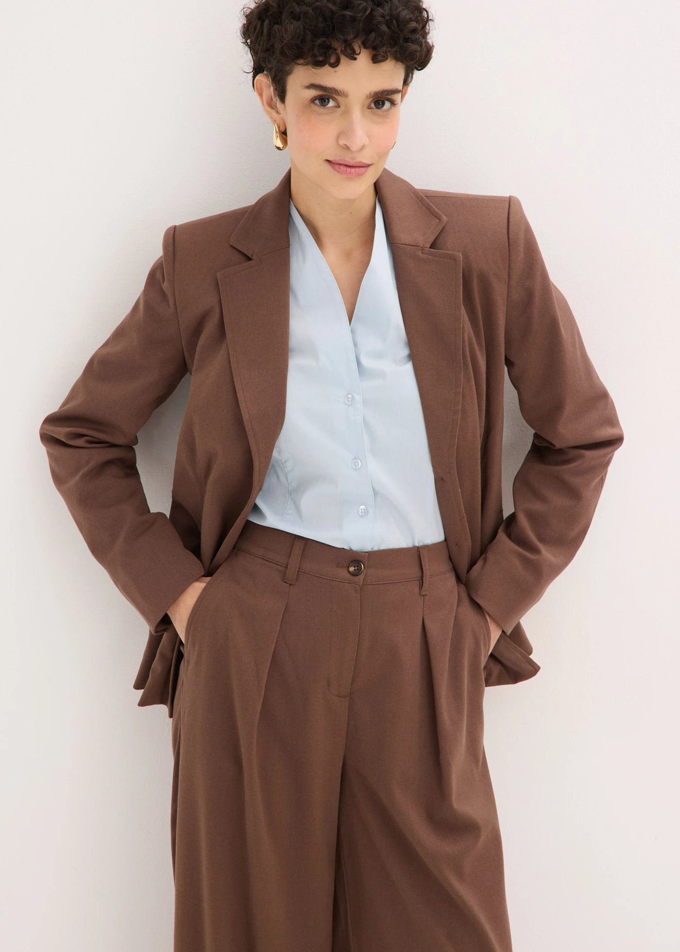 Pantaloni Barrel Fit cu pense în talie • maro • magazin bonprix