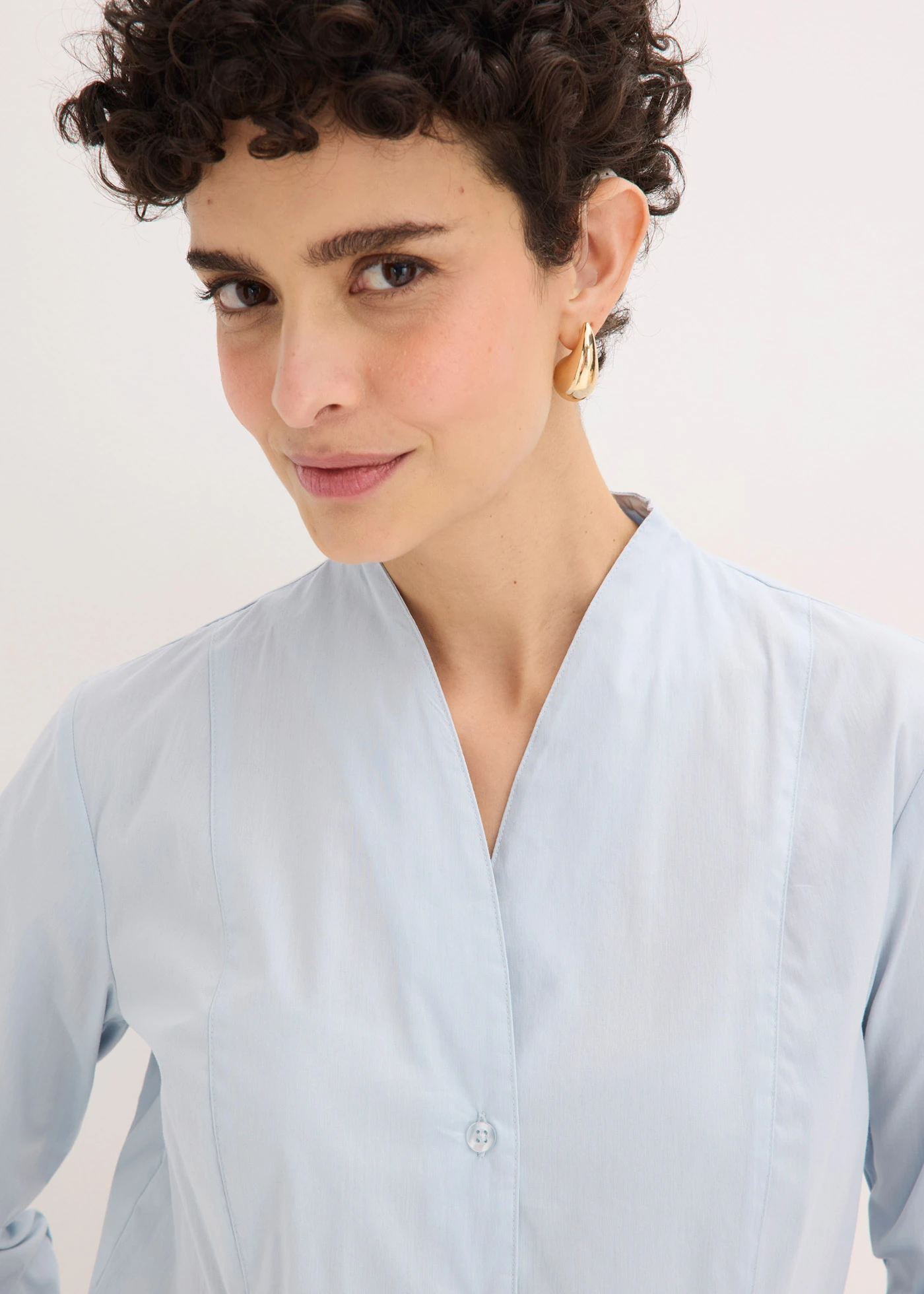 Popeline stretch blouse met kelkvormige kraag en licht transparant • poederblauw • bonprix online shop