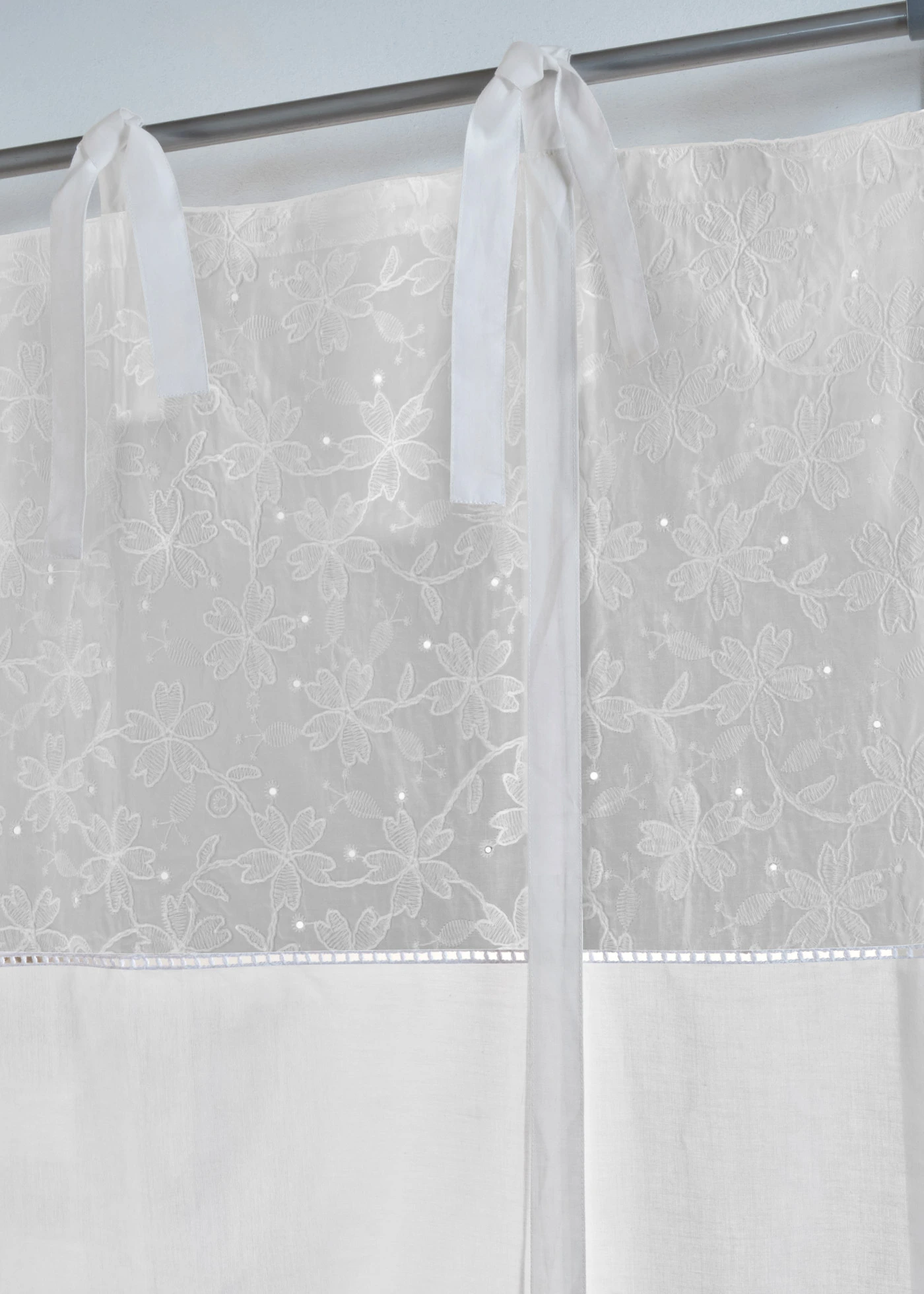 Store à nouettes avec broderie • gris/blanc • Boutique bonprix