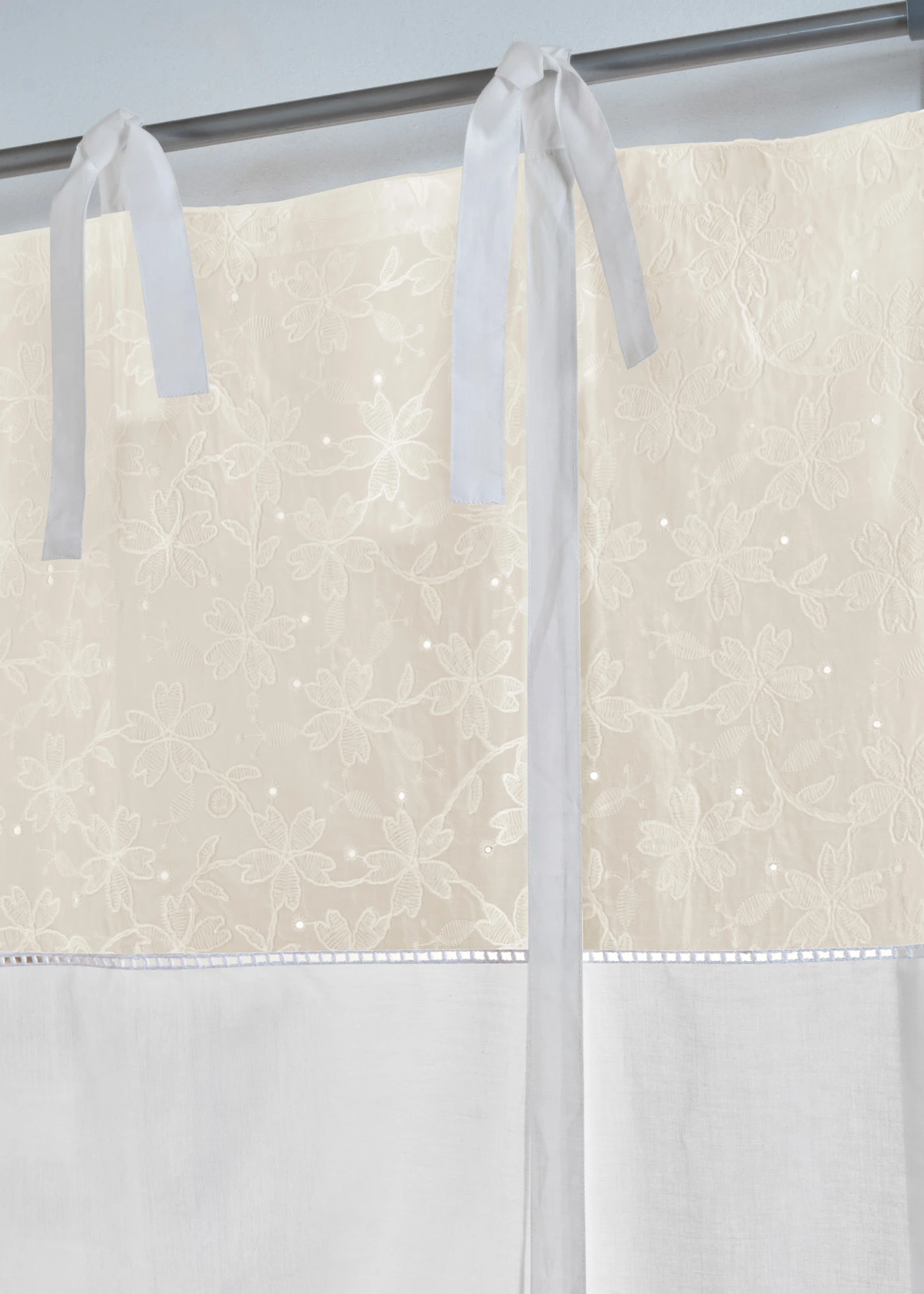 Store à nouettes avec broderie • beige-blanc • Boutique bonprix