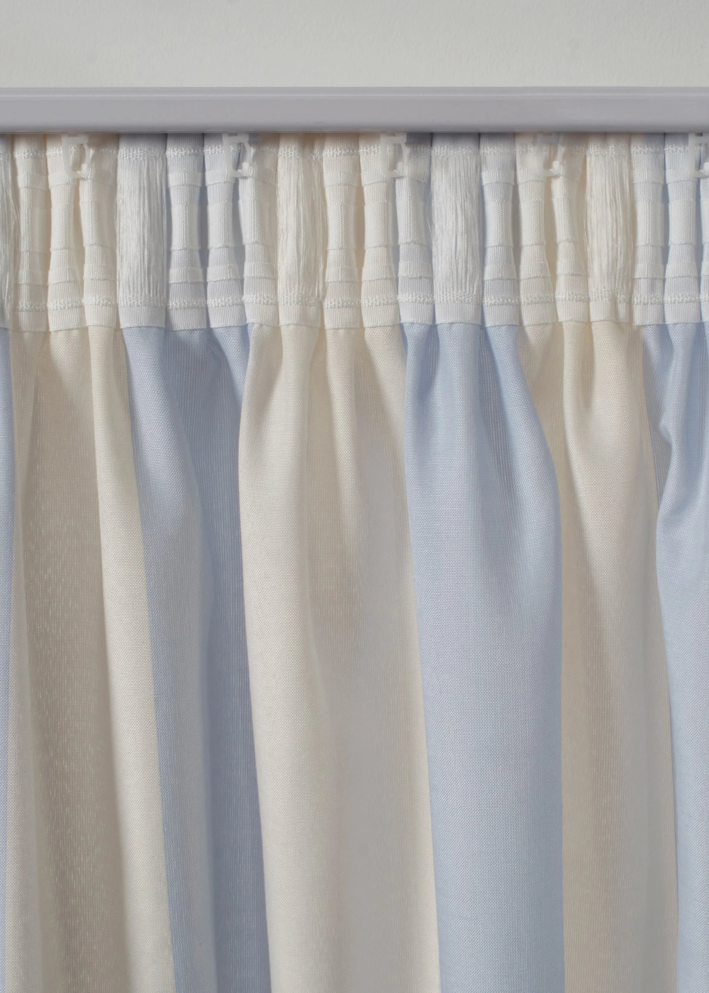 Draperie cu dungi, cu poliester reciclat, disponibilă și în dimensiune extralungă (1 buc.) • albastru/crem dungat vertical • magazin bonprix