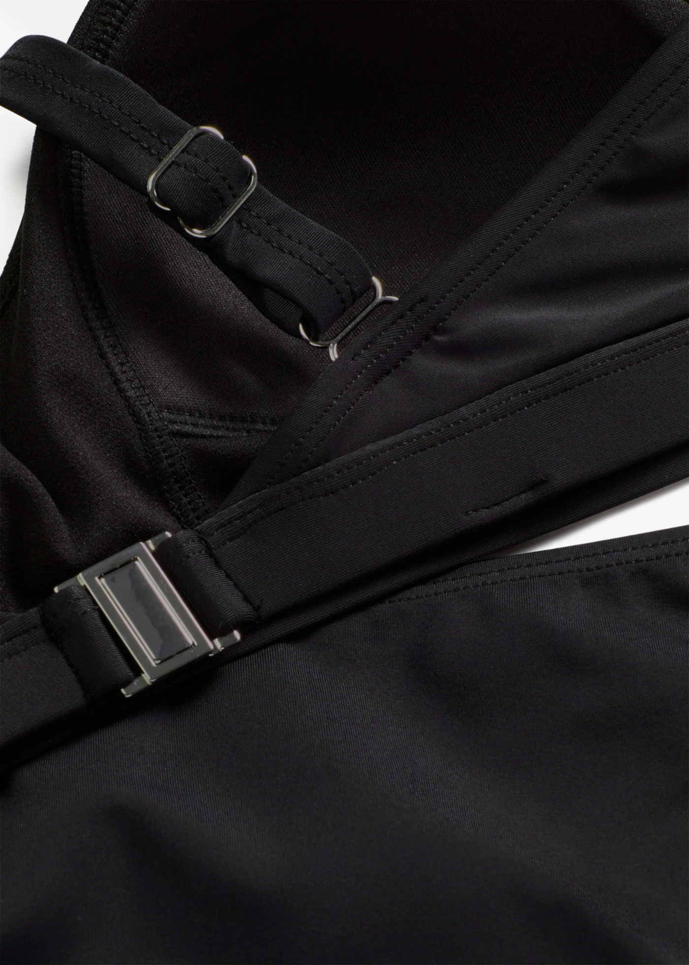 Bikini V-nyakkivágással (2-részes szett) • fekete • bonprix áruház