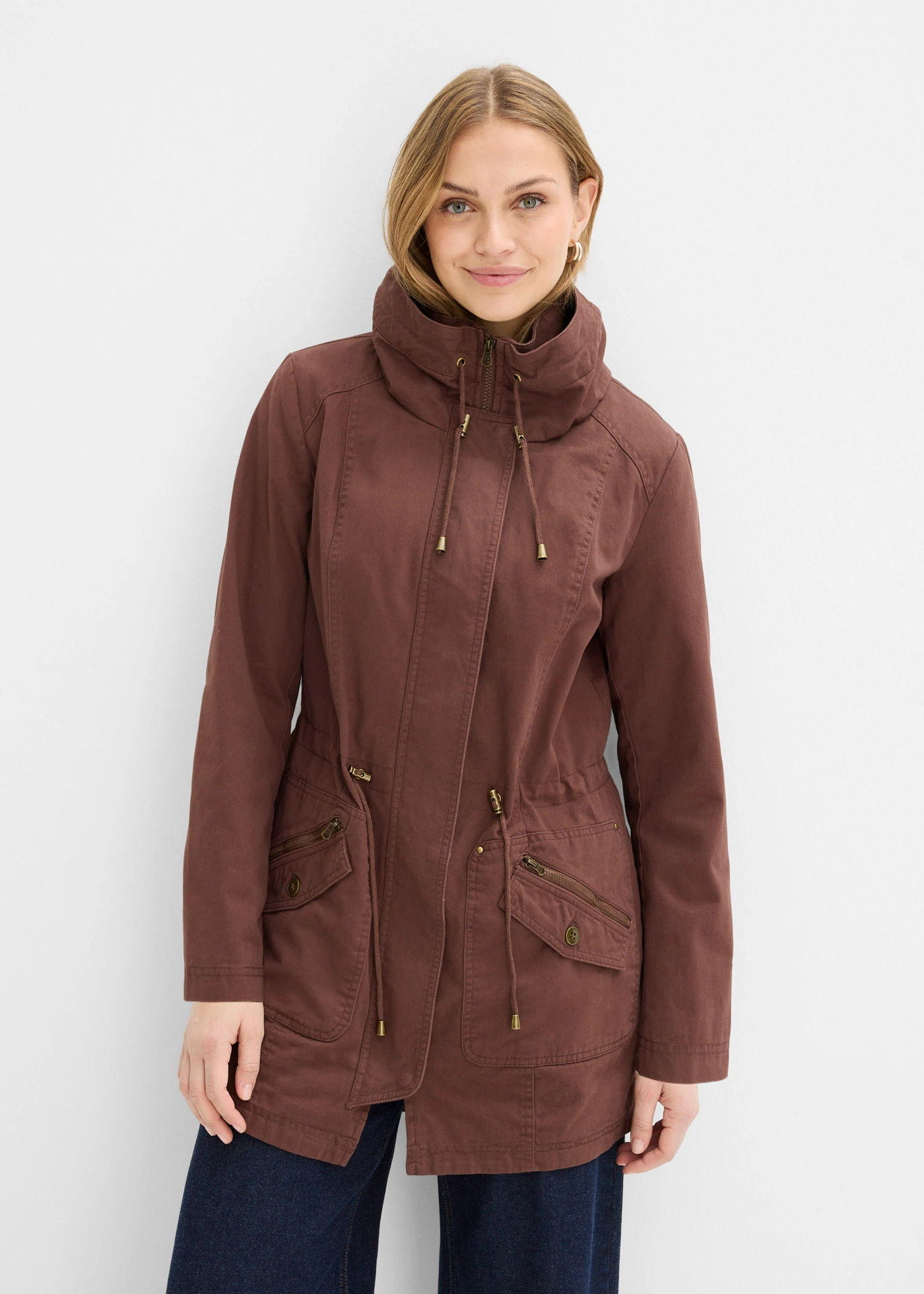 Parka courte en coton à col montant, cintrée • marron • Boutique bonprix