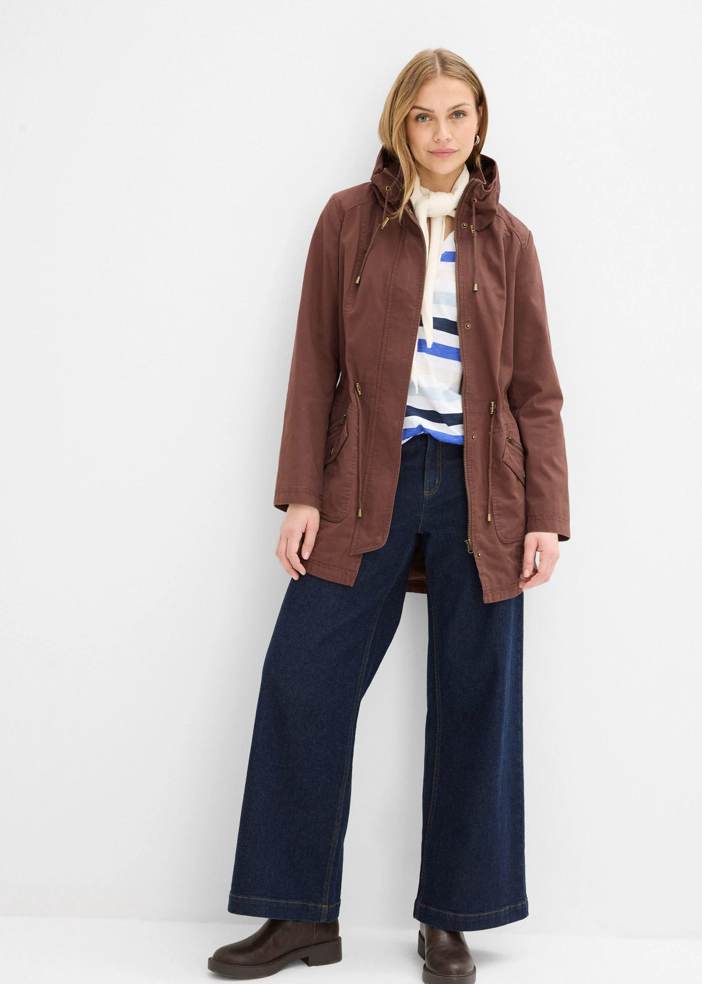 Parka courte en coton à col montant, cintrée • marron • Boutique bonprix