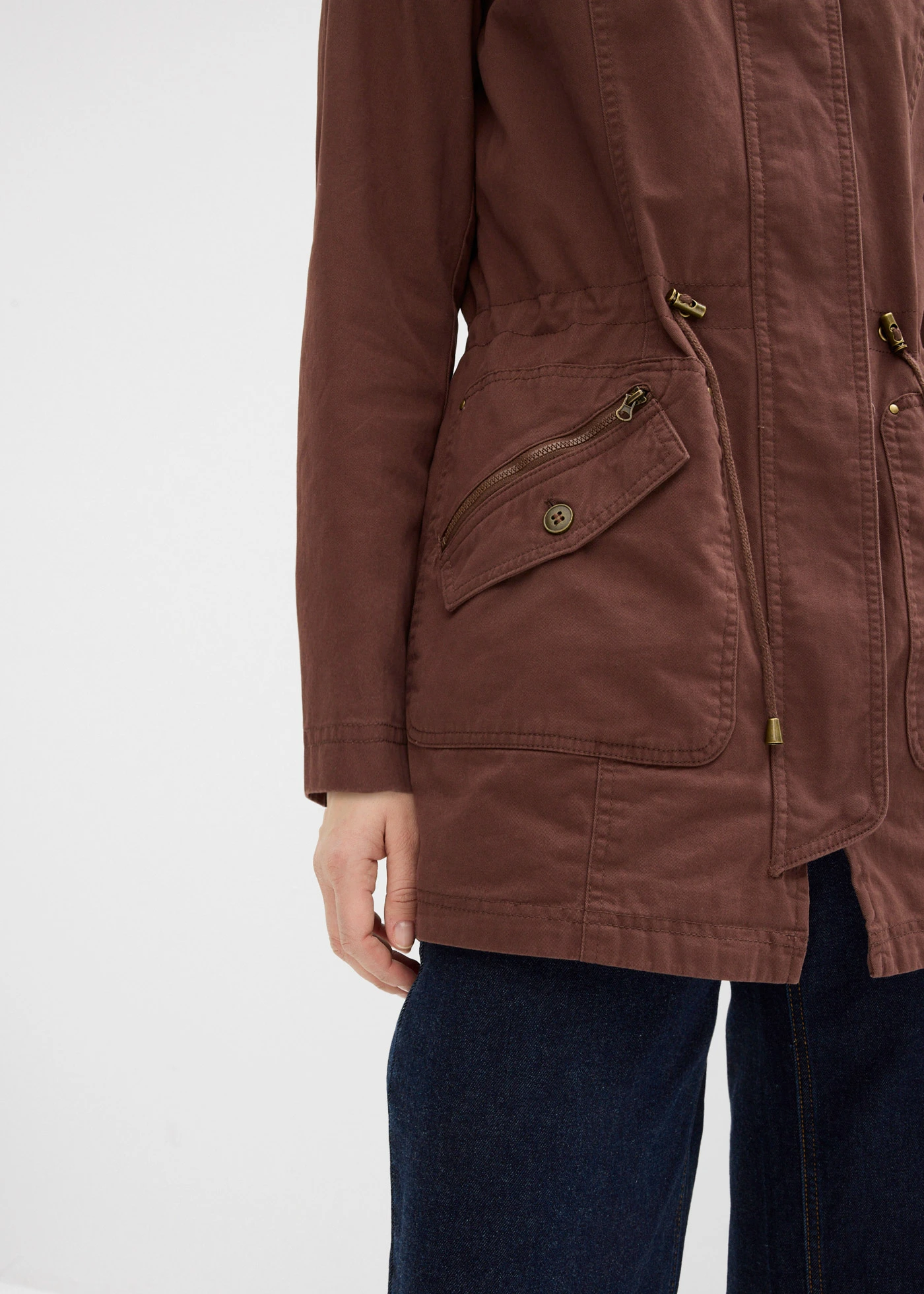 Krátká bavlněná parka se stojáčkem, vypasovaná • hnědá • bonprix obchod