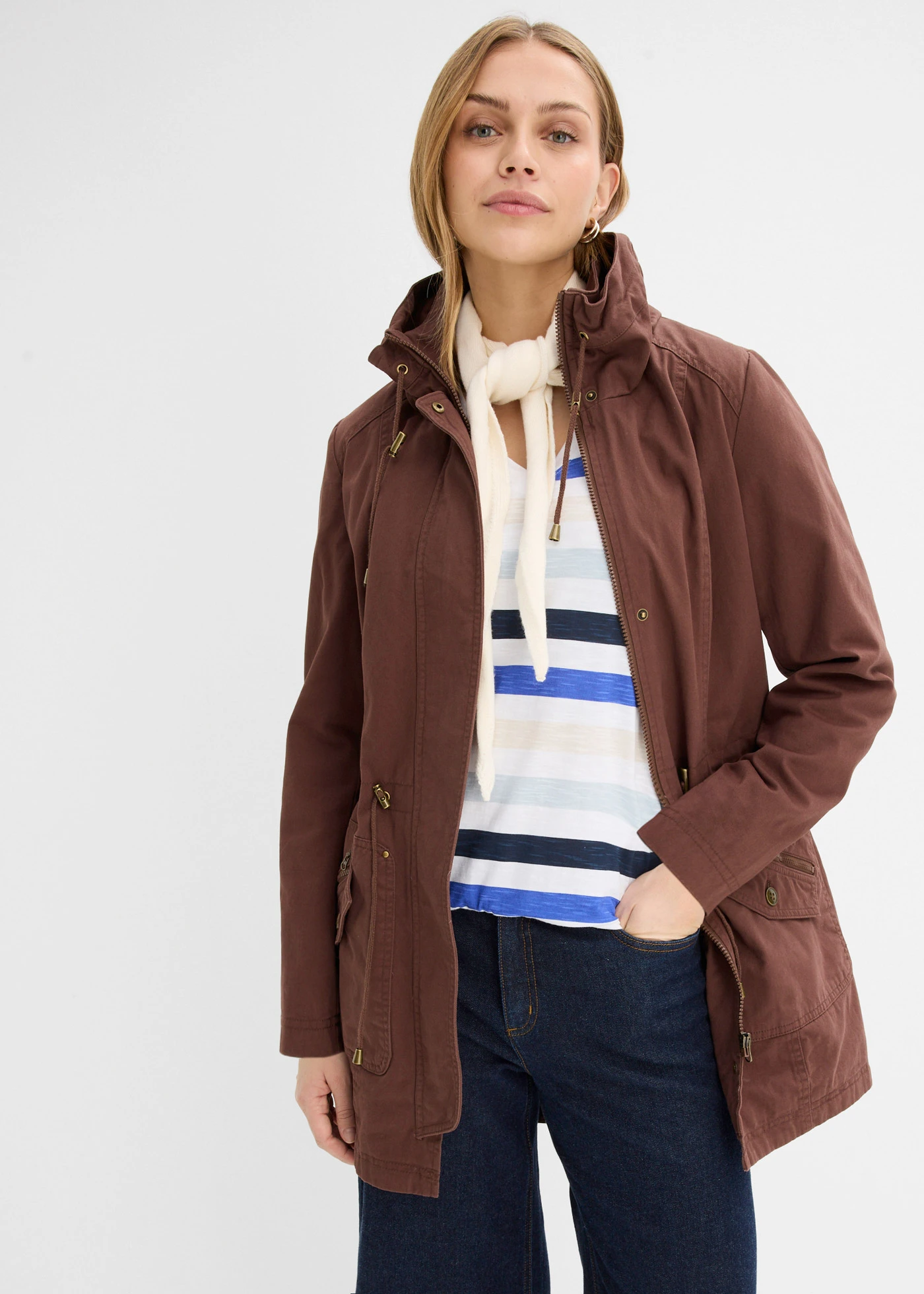 Parka courte en coton à col montant, cintrée • marron • Boutique bonprix