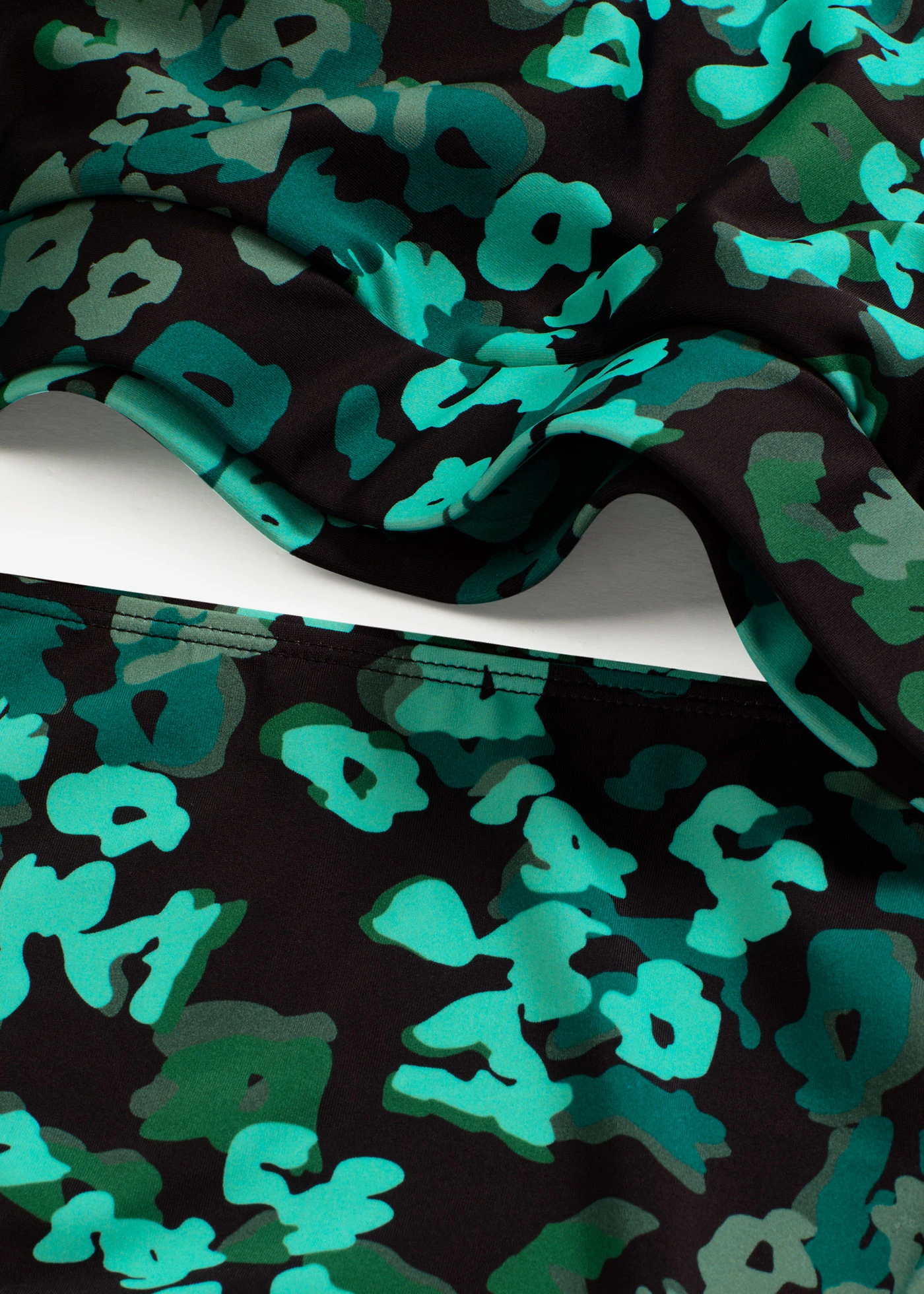 Bikini brassière (ens. 2 pces) • noir-vert floral • Boutique bonprix