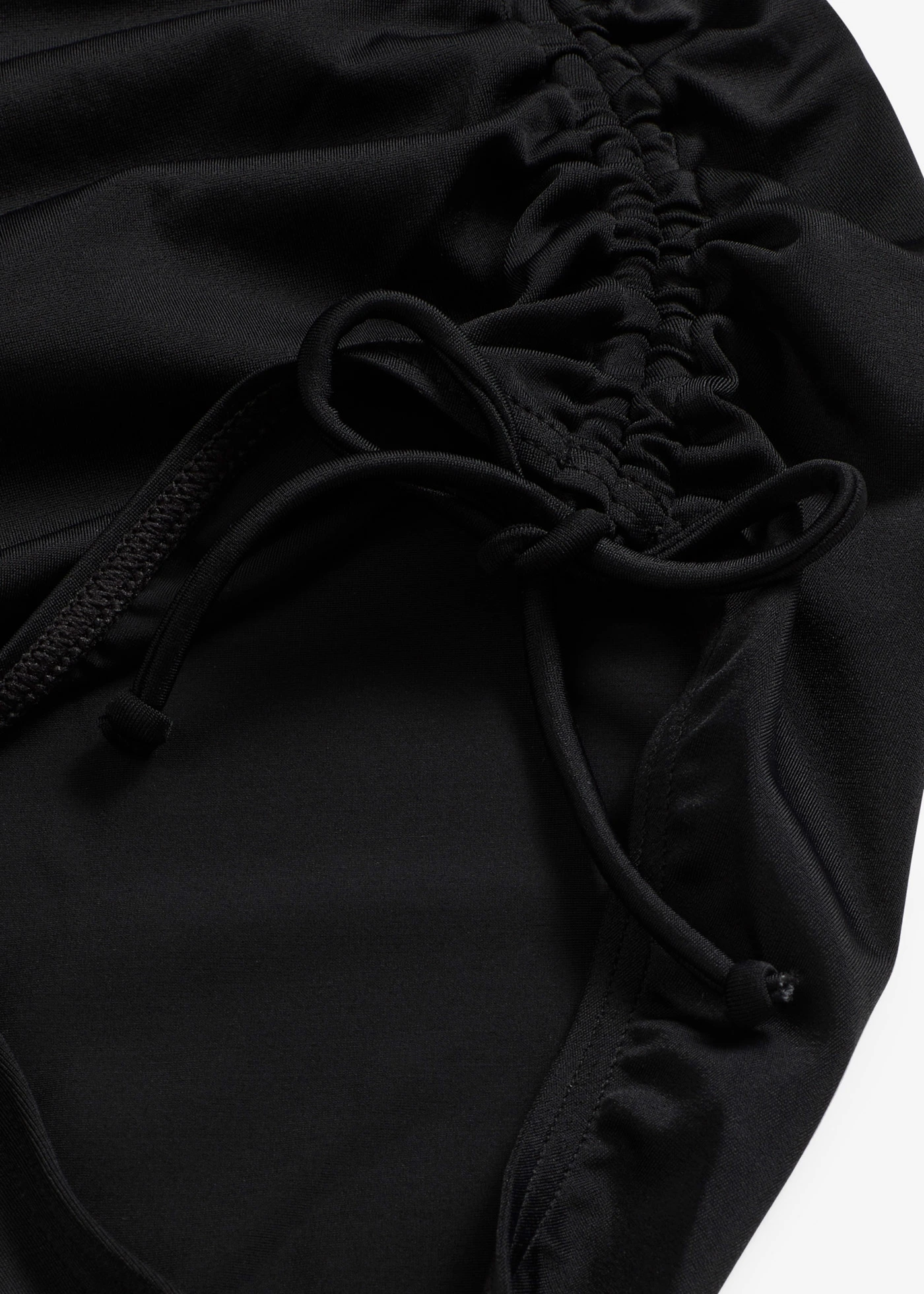 Bandeau badpak met hoog uitgesneden beenopeningen • zwart • bonprix online shop