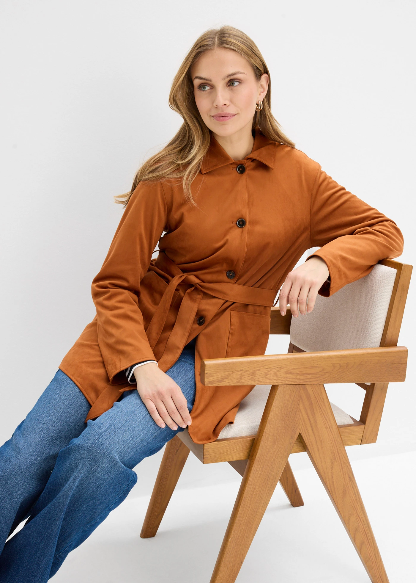 Korte jas van imitatiesuède, met ceintuur • bronskleur • bonprix online shop