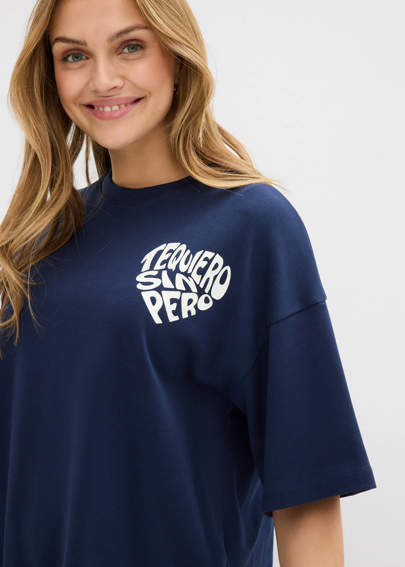 Pudełkowy T-shirt z grubej bawełny • granatowy-biel wełny z nadrukiem • sklep bonprix