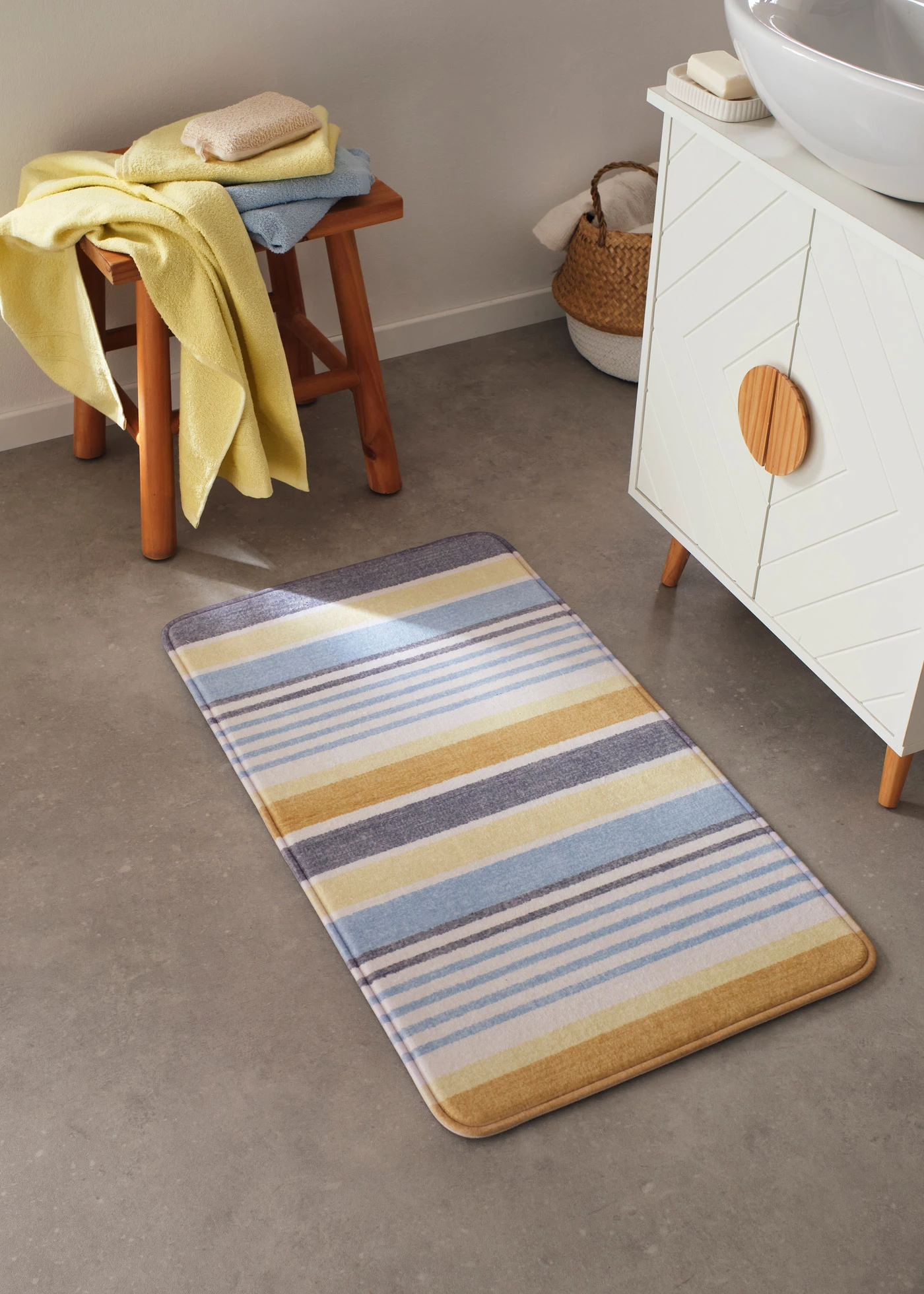 Tapis de bain à mémoire de forme • bleu clair-jaune rayé • Boutique bonprix