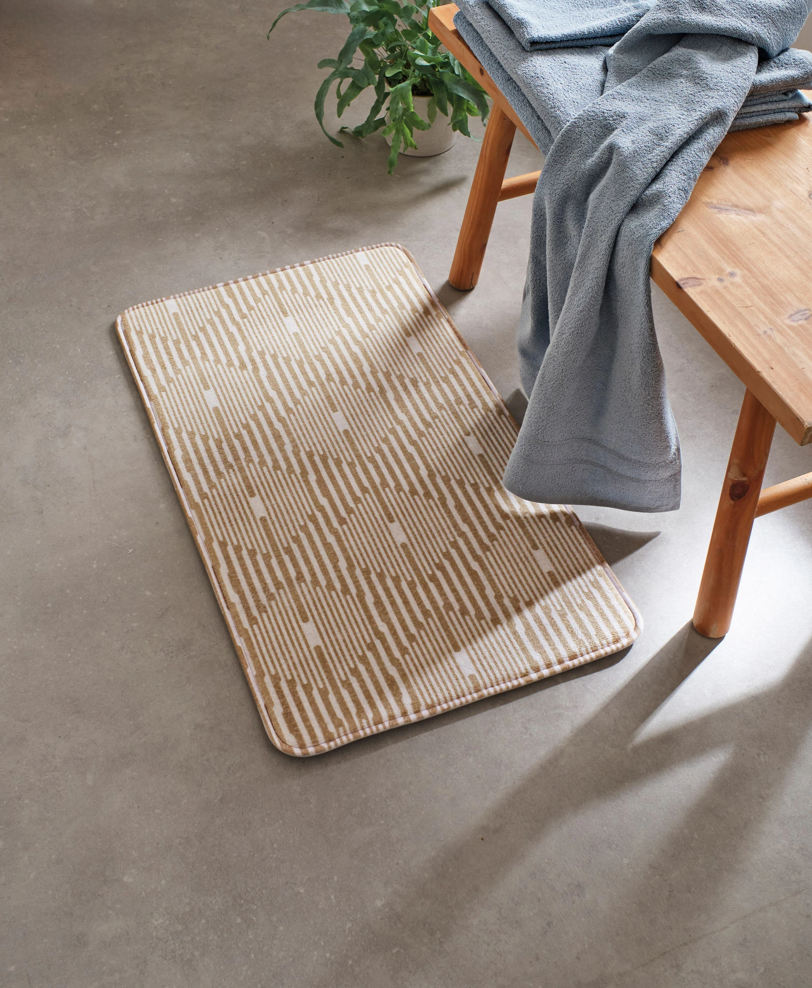 Tapis de bain à mémoire de forme • jaune clair graphique • Boutique bonprix