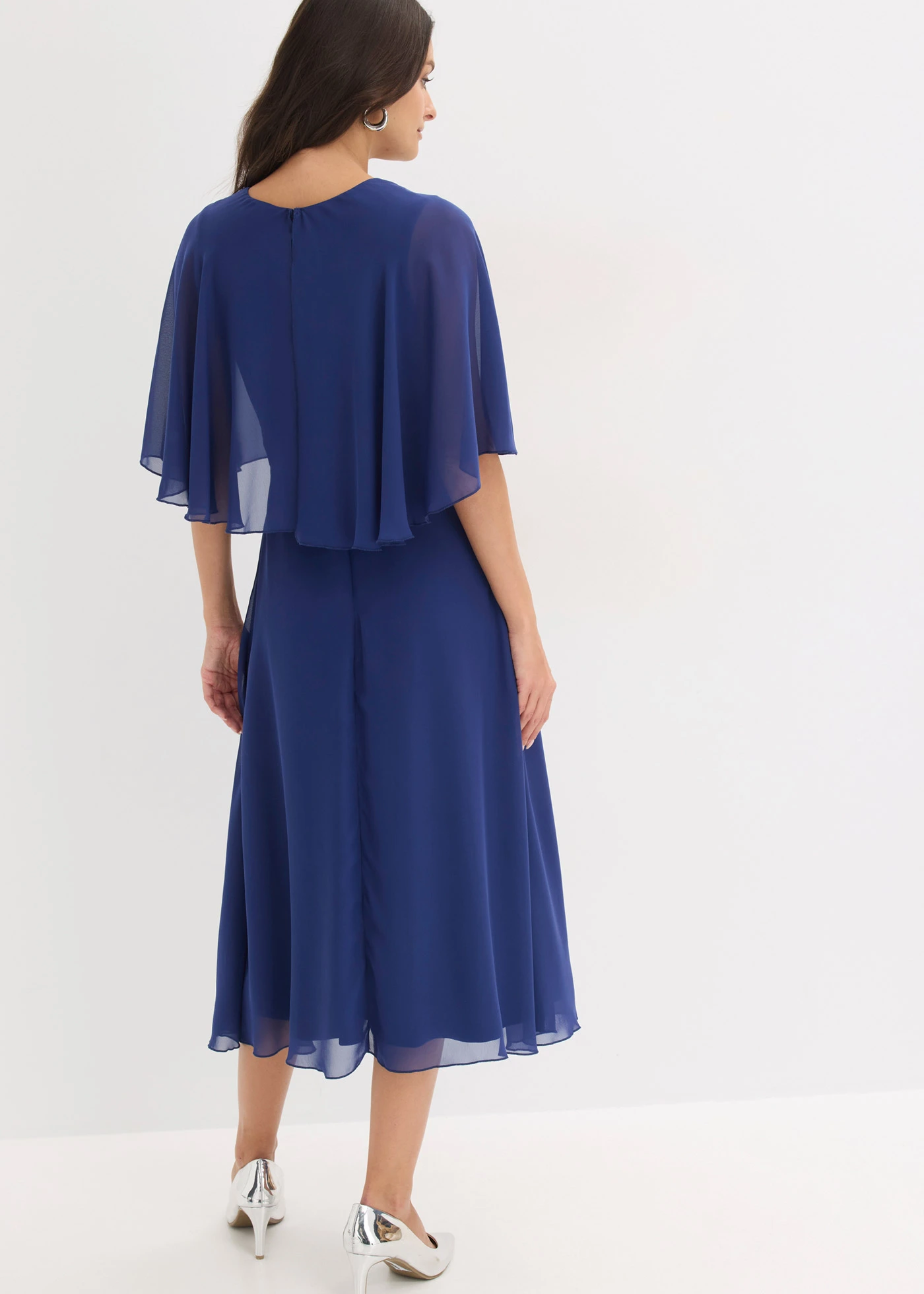 Rochie midi din șifon cu aplicație cu ștrasuri • bleumarin • magazin bonprix