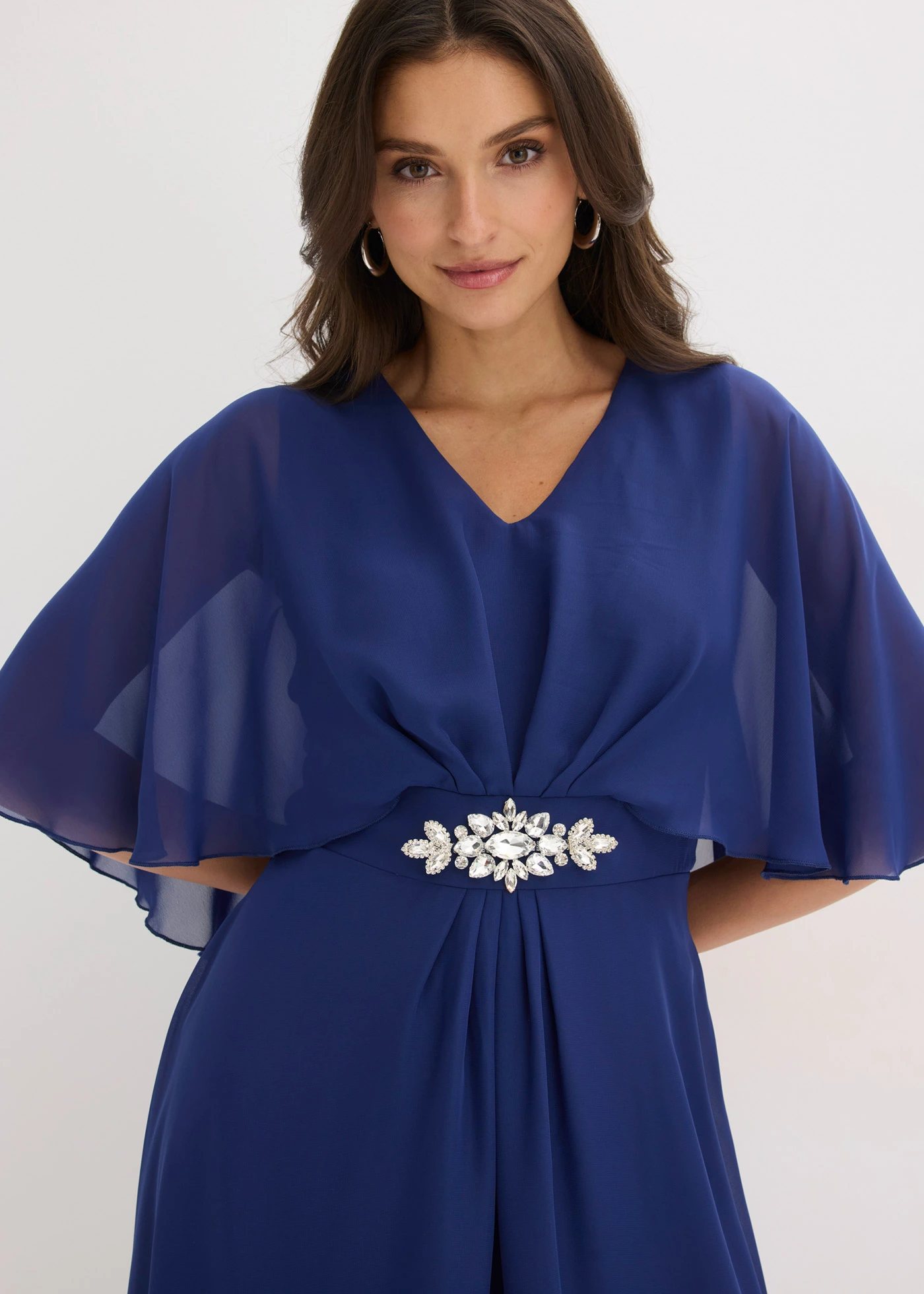 Rochie midi din șifon cu aplicație cu ștrasuri • bleumarin • magazin bonprix