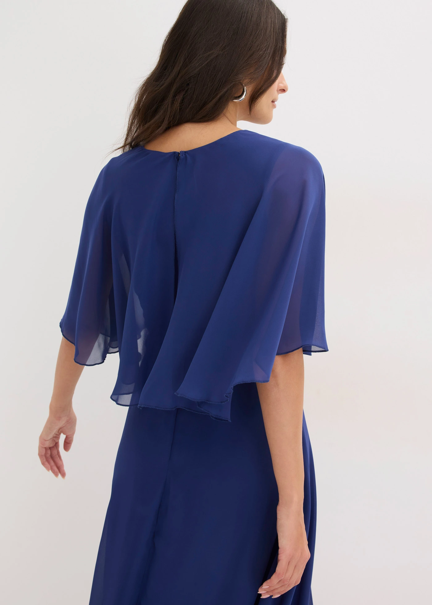 Rochie midi din șifon cu aplicație cu ștrasuri • bleumarin • magazin bonprix