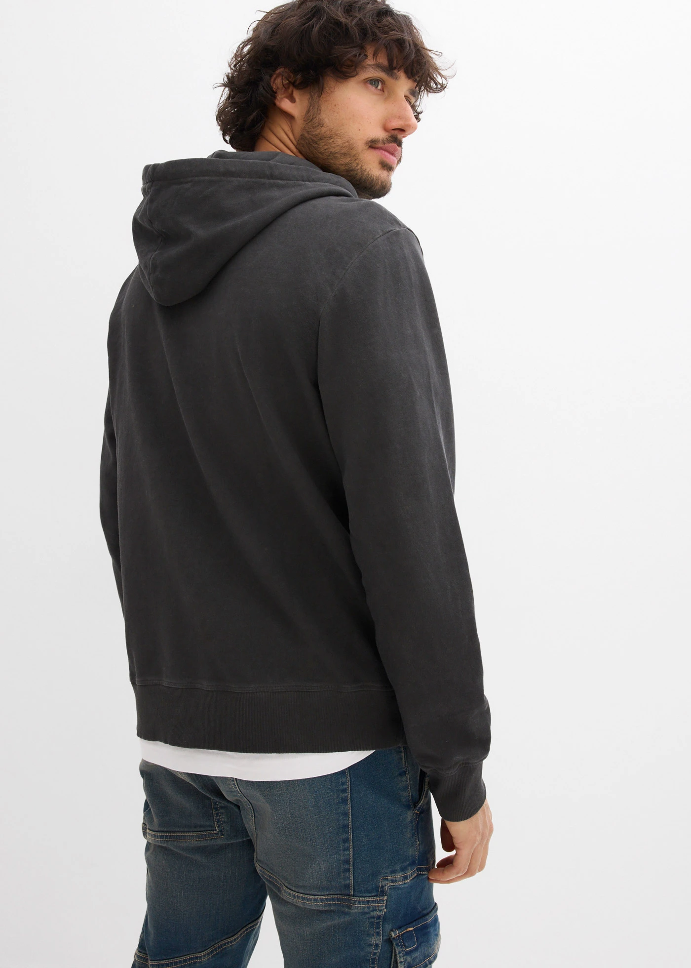 Bluza rozpinana z kapturem i efektem wytarcia • czarny "used" • sklep bonprix