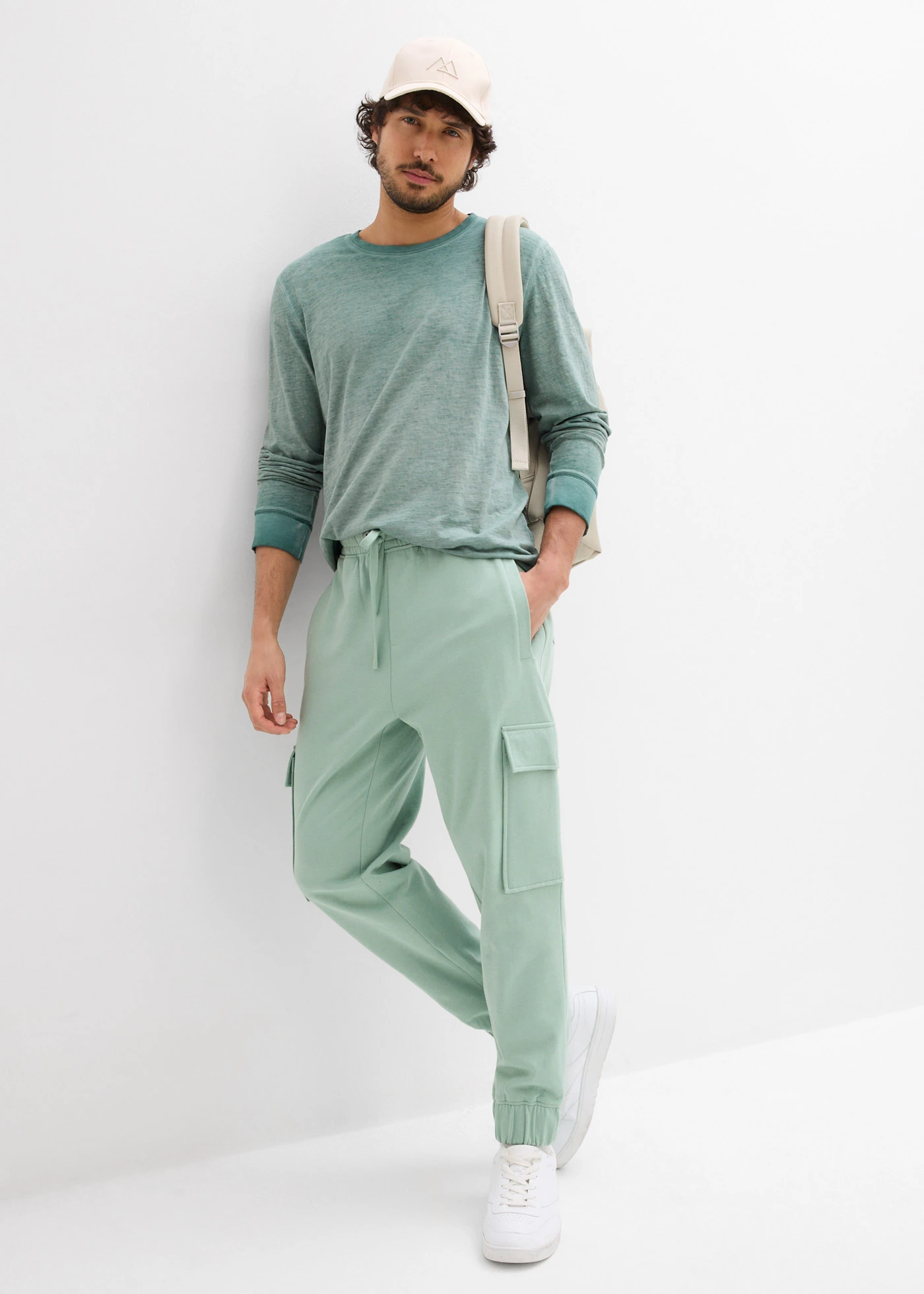 Spodnie sportowe z kieszeniami cargo, loose fit • zielony pastelowy • sklep bonprix