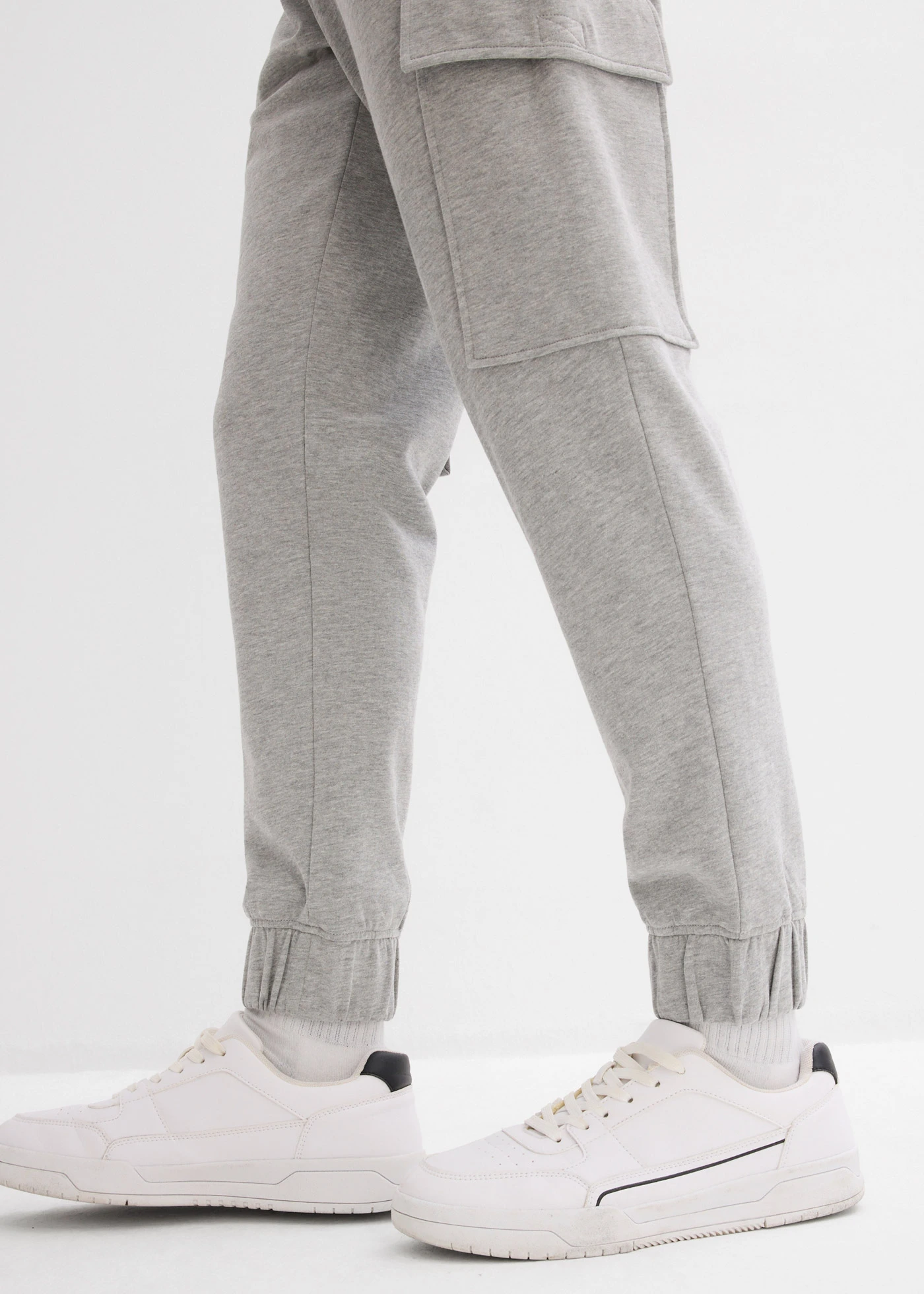Spodnie sportowe z kieszeniami cargo, loose fit • jasnoszary melanż • sklep bonprix