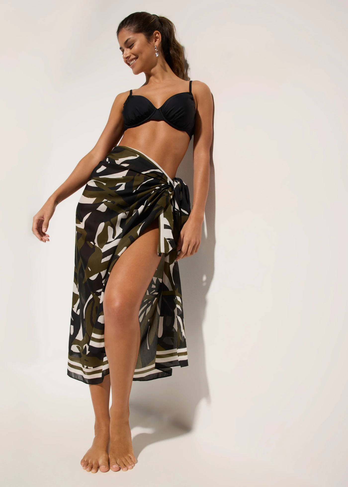 Pareo de plajă • negru-kaki închis cu model grafic • magazin bonprix